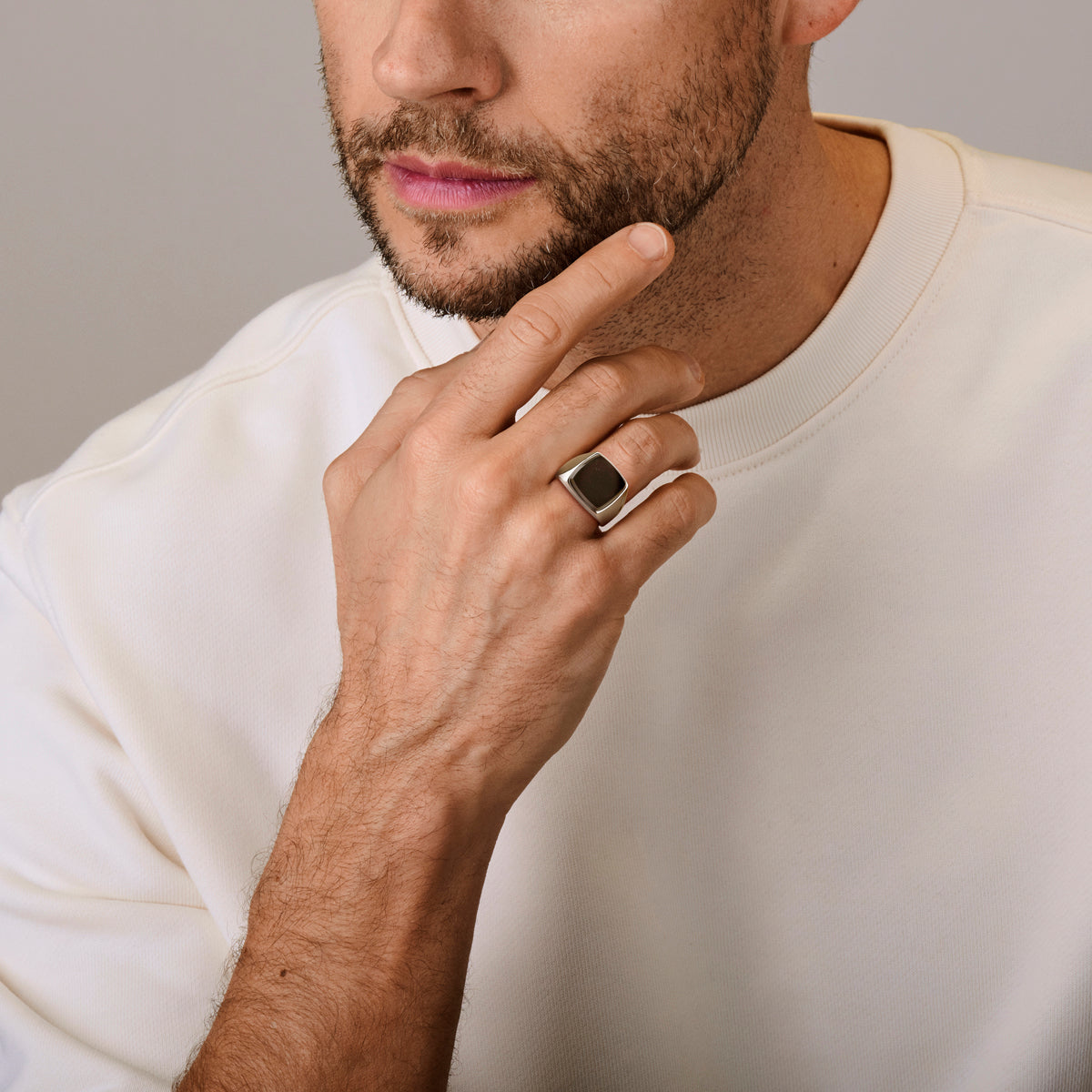 Model draagt de 'Signum' zegelring met onyx, uit de herencollectie van Clary.