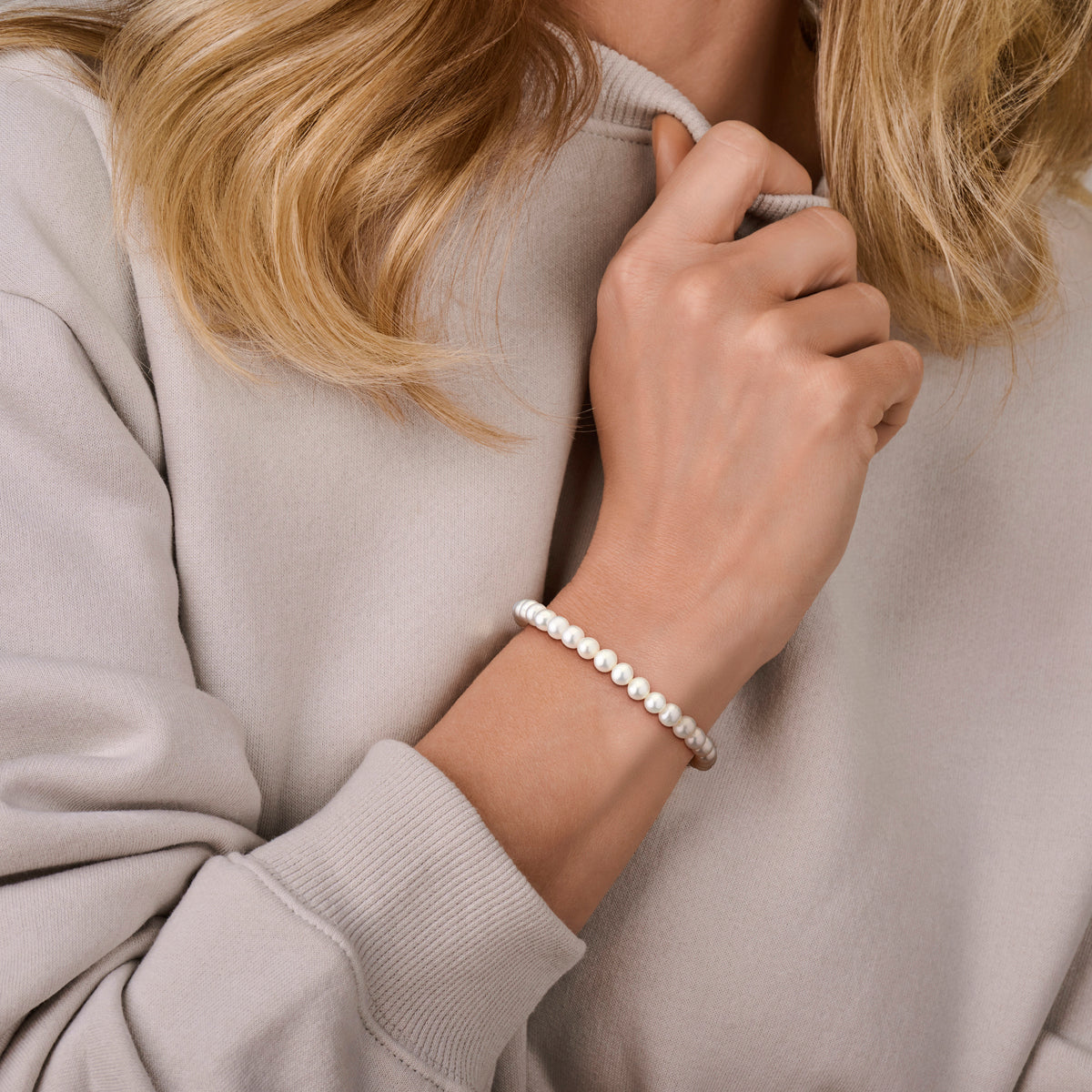 Model draagt de zoetwaterparel armband met parels van 6 mm om de pols.