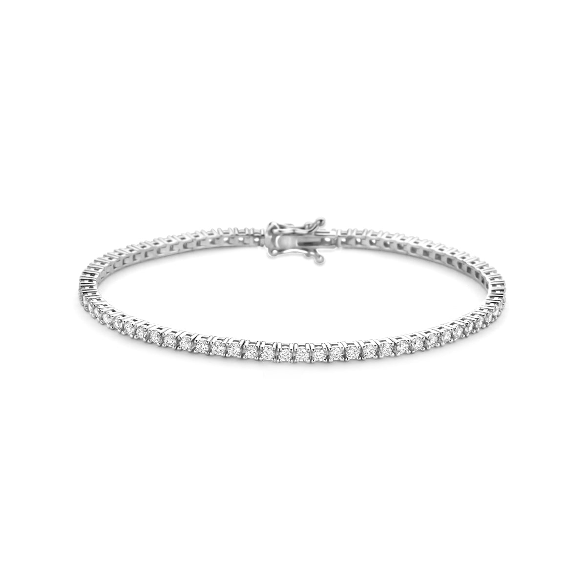 Vooraanzicht van de 'Zola' 925 zilveren tennisarmband met een rij van 2,5 mm zirkonia's in een vierpootszetting.