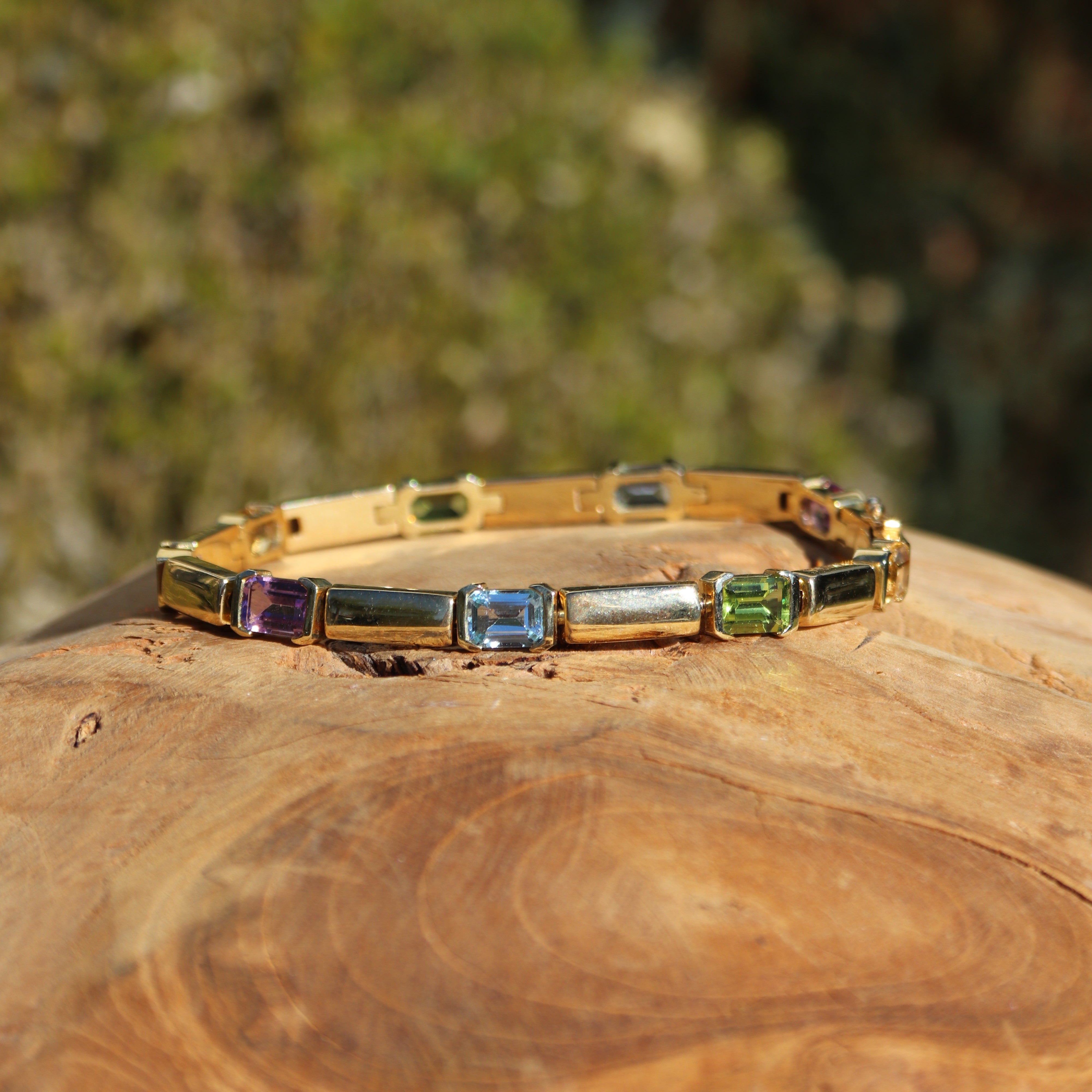 Gekleurde edelstenen geplaatst in een geelgouden 14 karaat armband. Ontdek alle sieraden met gekleurde edelstenen bij Clary.