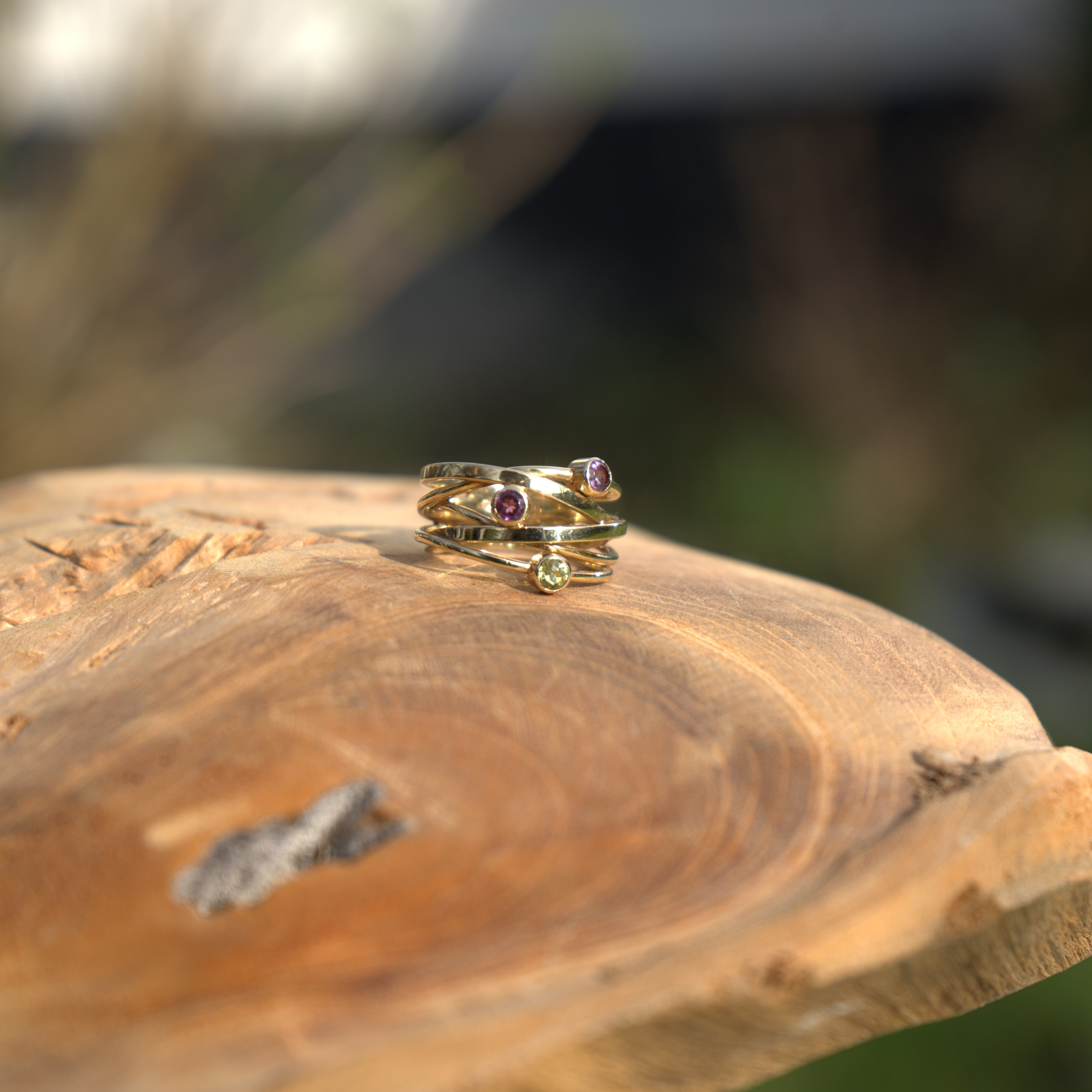 Een stevige massief gouden ring, veilig bezet met drie verschillende edelstenen, geselecteerd op vakkundige zetting en duurzame kwaliteit binnen de ringencollectie van Clary.