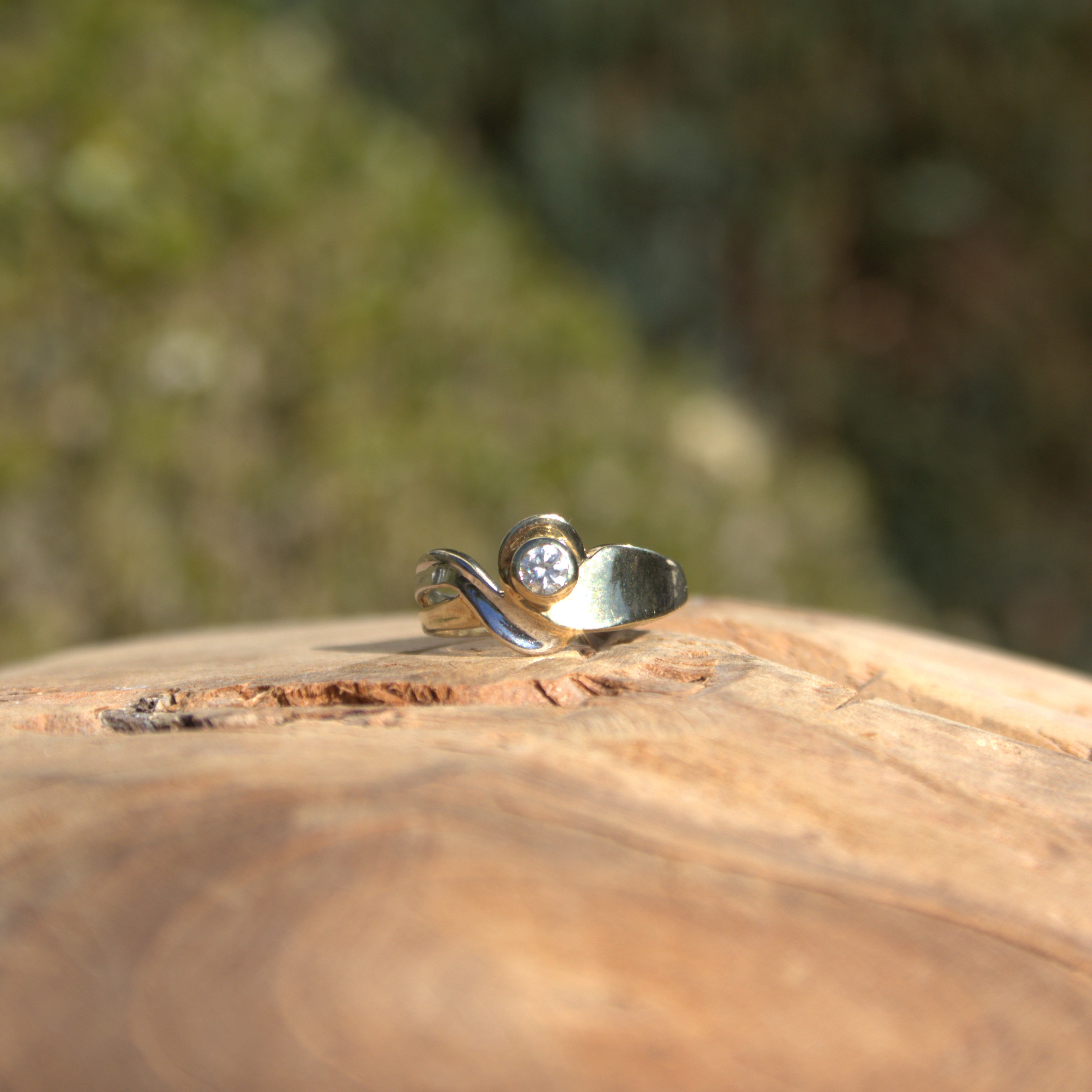Een ring met een enkele diamant. Bekijk alle solitair sieraden bij Clary.