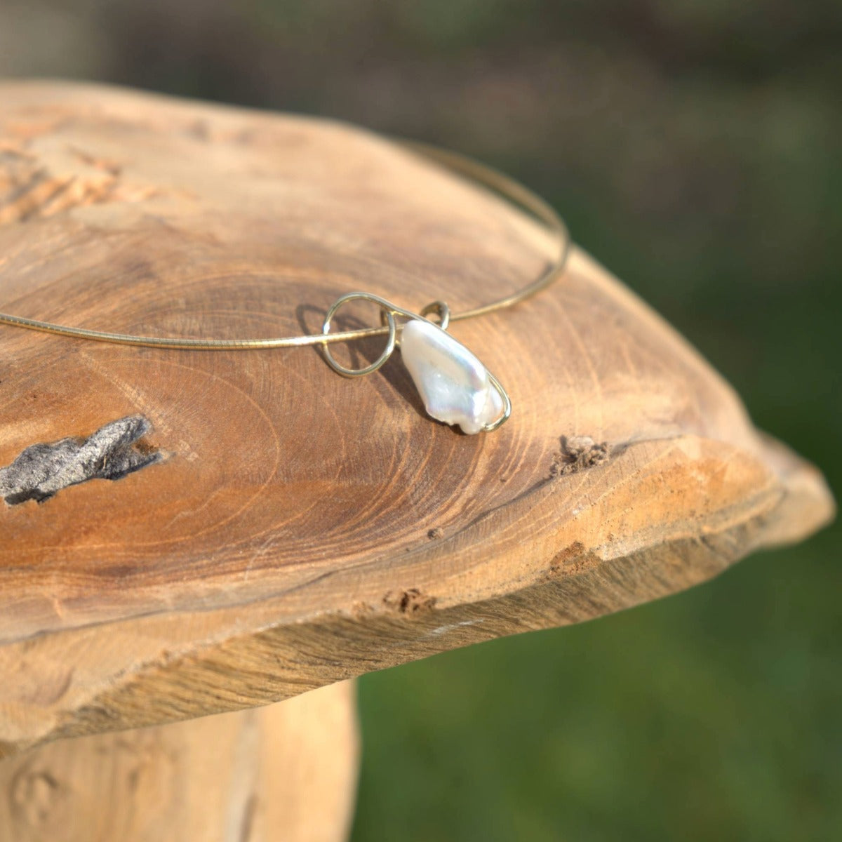 Geelgouden hanger met abstracte parel, uit de dames hangers collectie bij Clary Juwelier-Goudsmid.