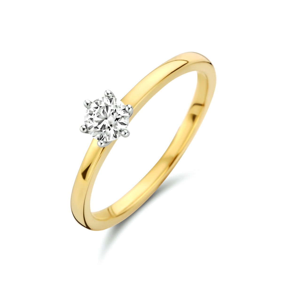 Schuin bovenaanzicht van de bicolor gouden solitair ring met diamant van 14 karaat.