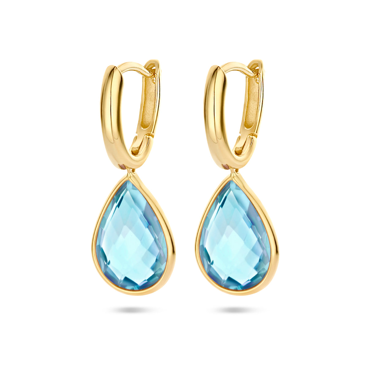 Vooraanzicht van de 14 karaat gouden klapoorringen met blauwe topaas (blauwe topaas oorbellen)