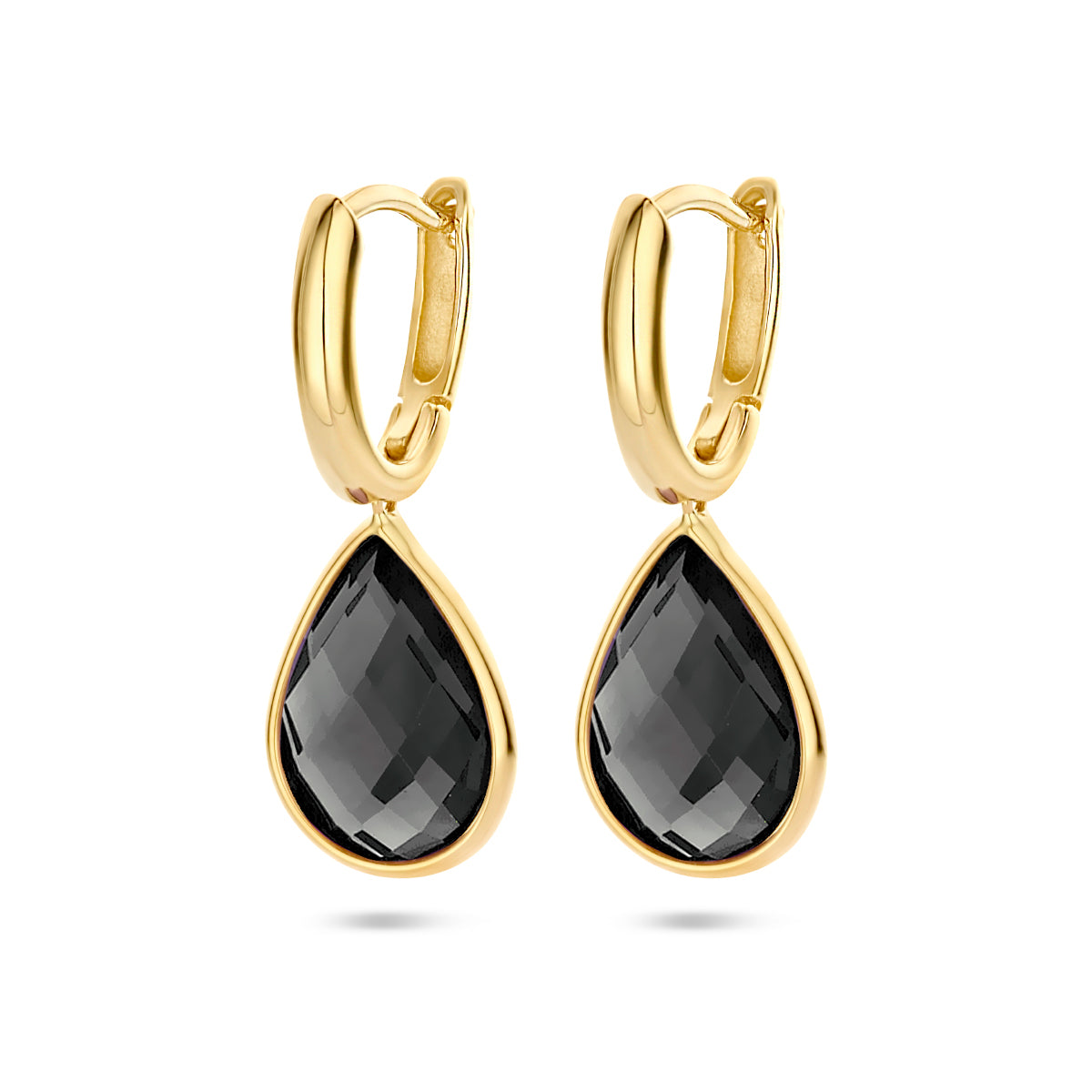 Vooraanzicht van de 14 karaat gouden klapoorringen met onyx (onyx oorbellen)