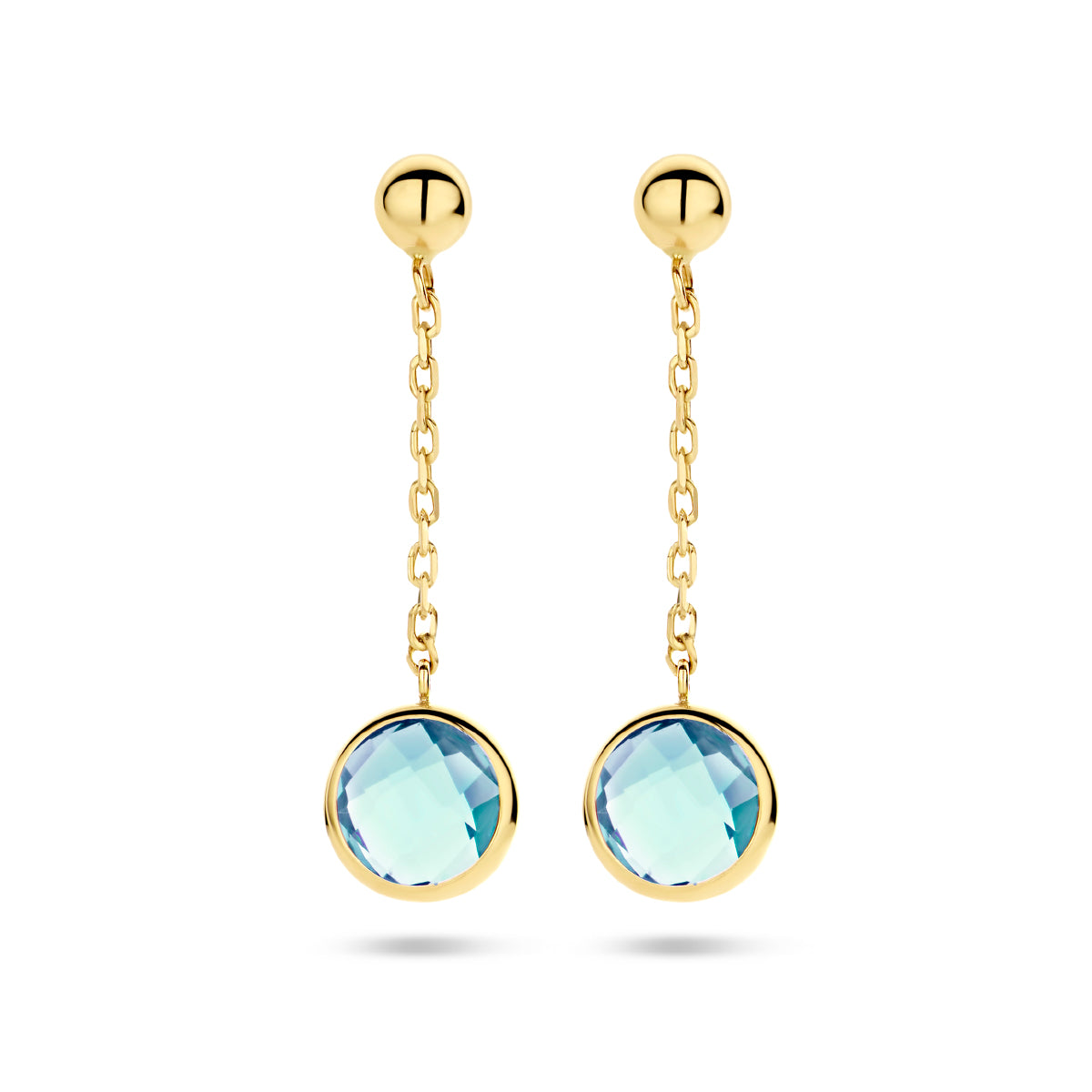Vooraanzicht van de 14 karaat geelgouden blauwe topaas oorhangers, 24 mm hoog en 6,5 mm breed.
