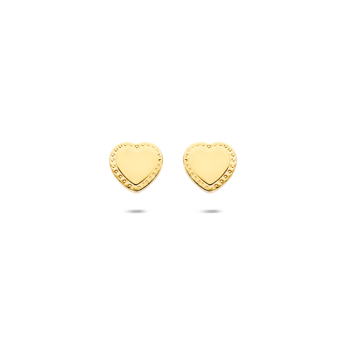 Vooraanzicht van de 14 karaat geelgouden hartje oorknopjes, 6 mm hoog en 6,5 mm breed.