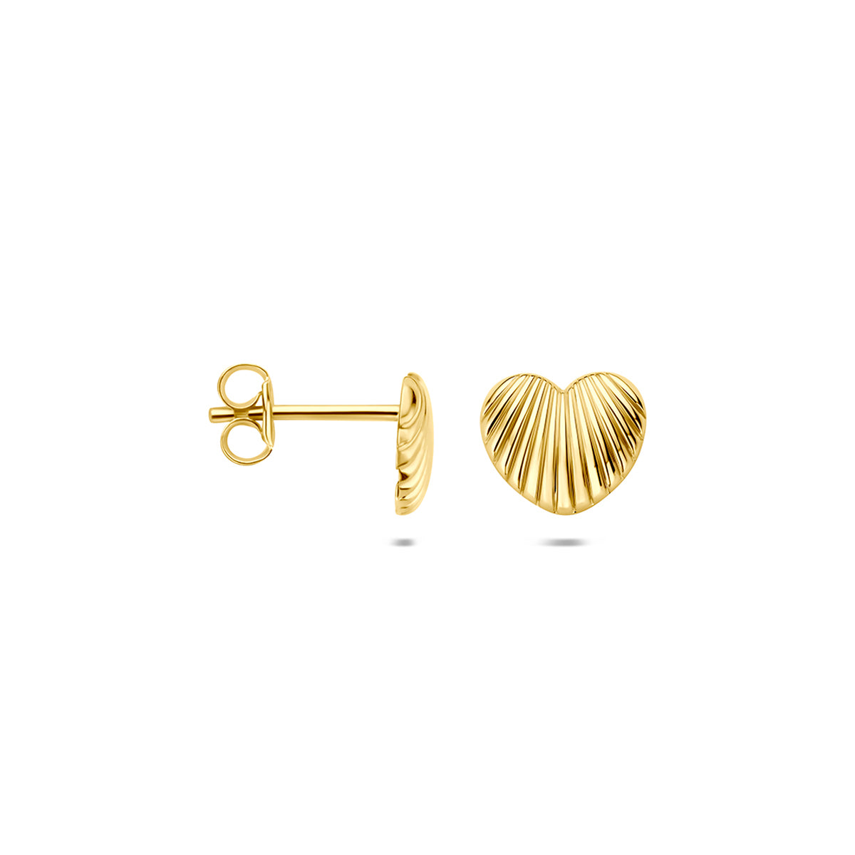Zijaanzicht van de 14 karaat geelgouden hartjes oorbellen met ribbels, zodat de diepte van het sieraad zichtbaar is.