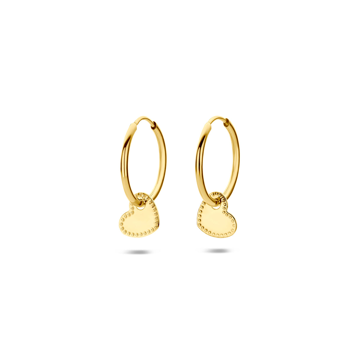 Vooraanzicht van de 14 karaat geelgouden hartjes oorringen, 14 mm hoog en 7,5 mm breed.