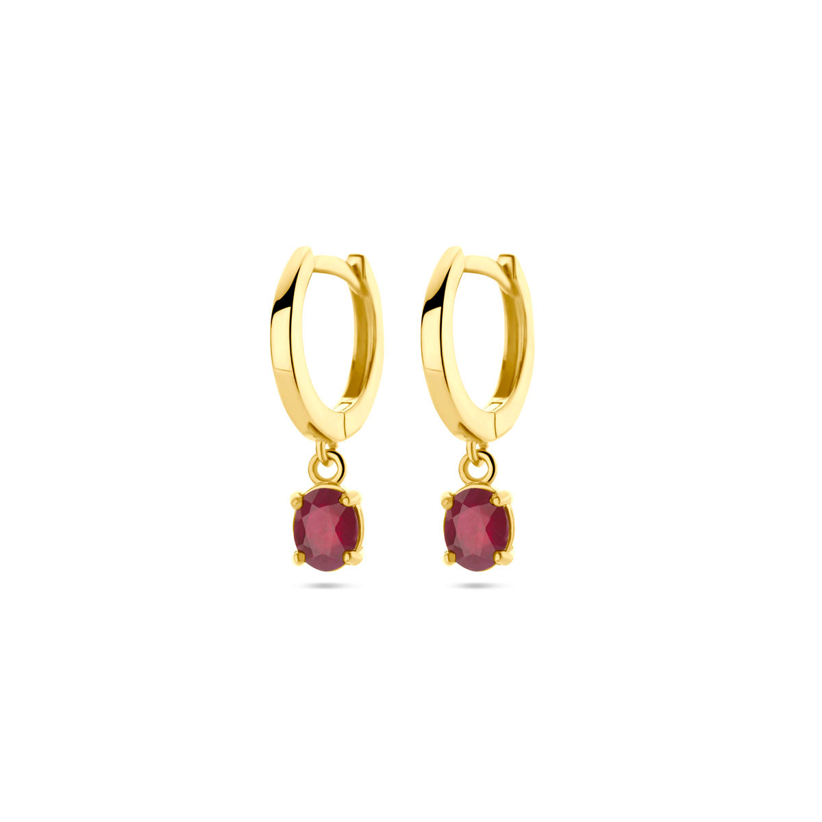 Vooraanzicht van de 14 karaat geelgouden klapoorringen met robijn, 19 mm hoog en 1,5 mm breed.