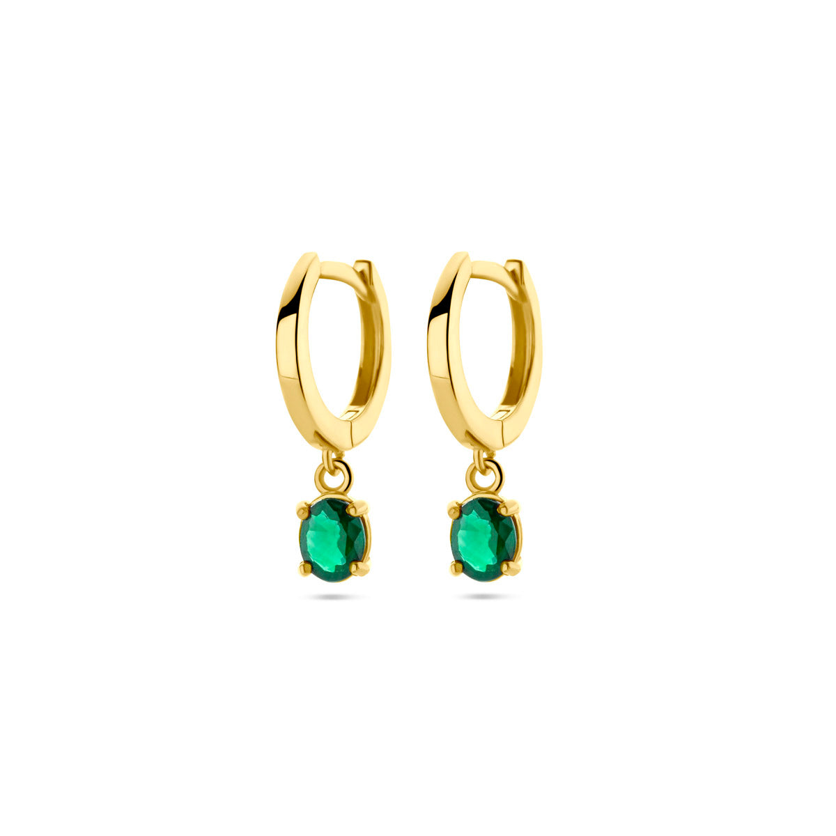 Vooraanzicht van de 14 karaat geelgouden klapoorringen met smaragd, 19 mm hoog en 1,5 mm breed.