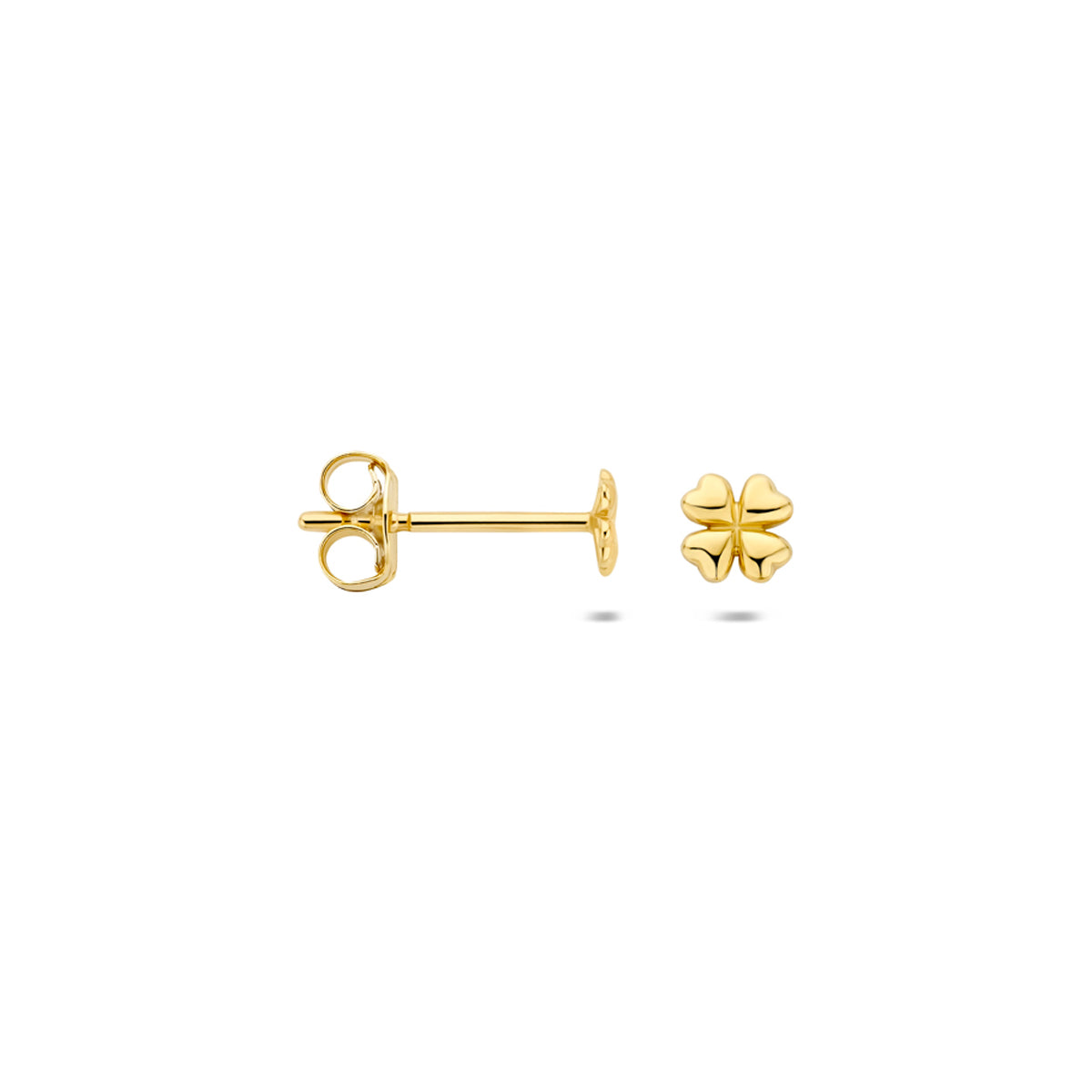 Zijaanzicht van de 14 karaat geelgouden klavertje oorknopjes, zodat de diepte van het sieraad zichtbaar is.