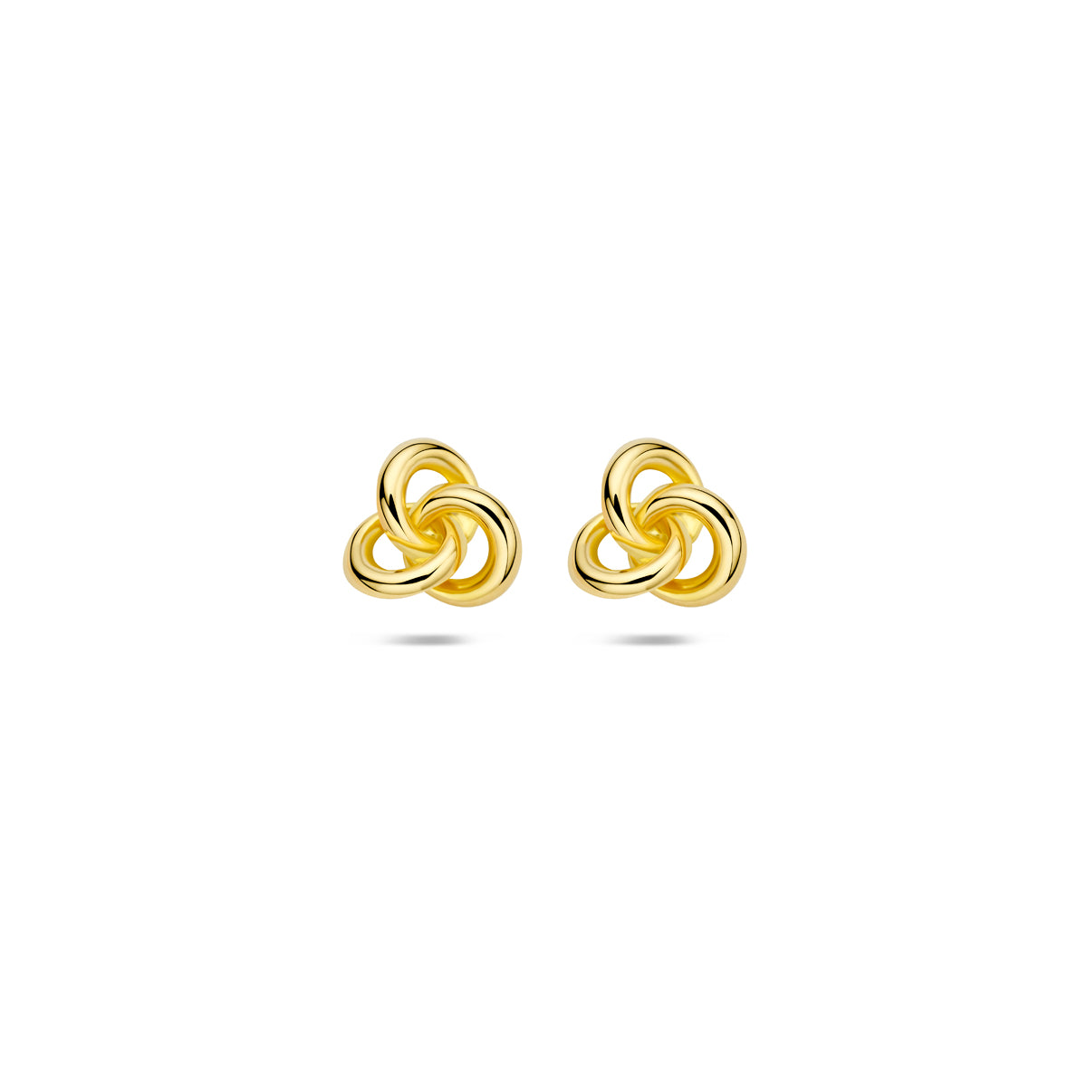 Vooraanzicht van de 14 karaat geelgouden knoop oorknopjes, 7 mm hoog en 7,5 mm breed.