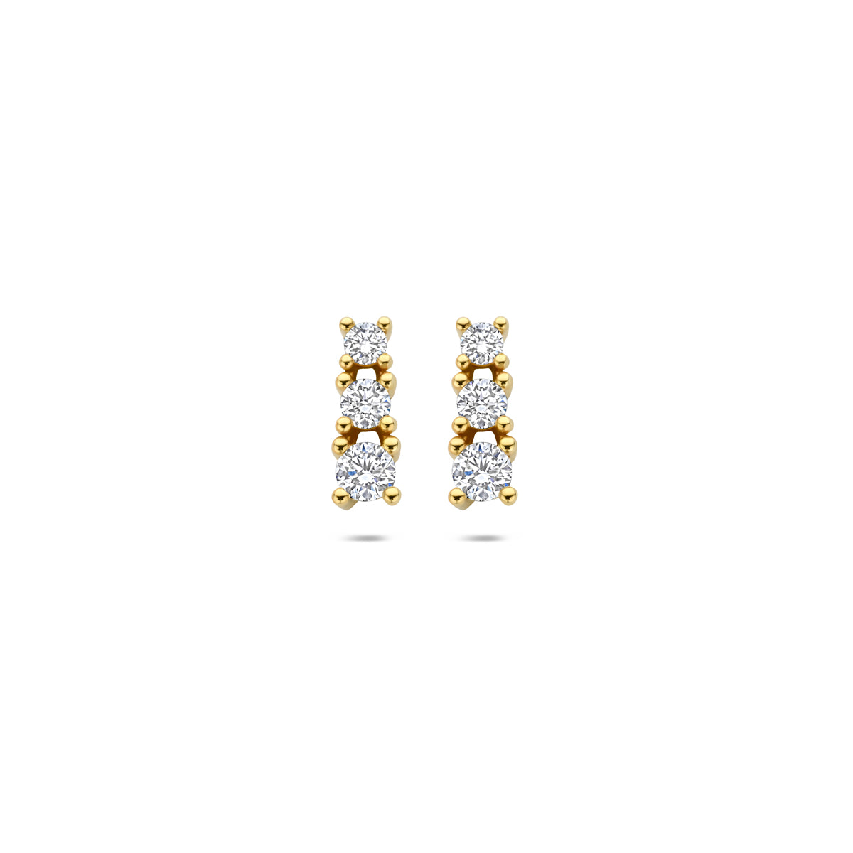 Vooraanzicht van de 14 karaat geelgouden lab grown diamant oorknopjes 0,50 ct, 10,5 mm hoog en 4 mm breed.