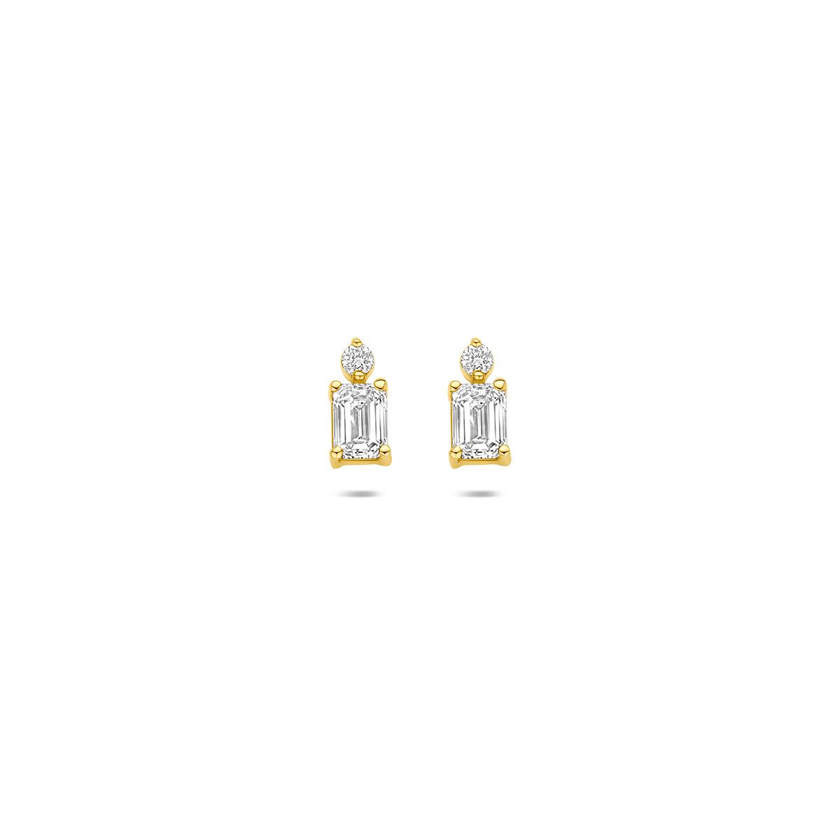 Vooraanzicht van de 14 karaat geelgouden lab grown diamant oorknopjes emerald 0,32 ct, 6,5 mm hoog en 3 mm breed.