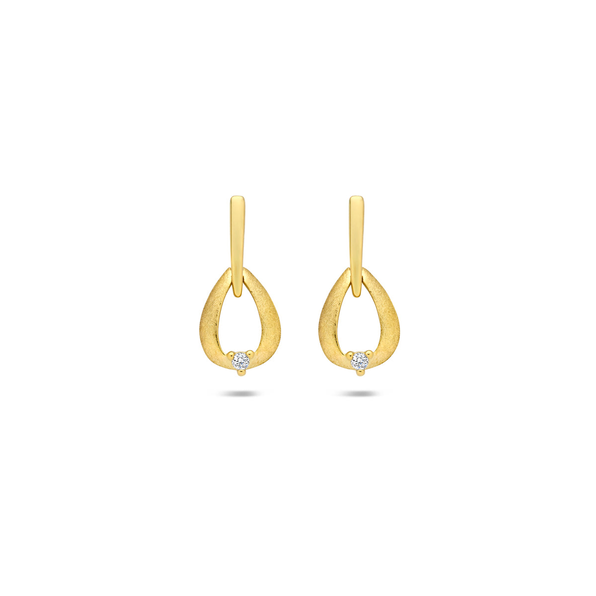 Vooraanzicht van de 14 karaat geelgouden oorhangers diamant 0,02 ct, 14 mm hoog en 6,5 mm breed.