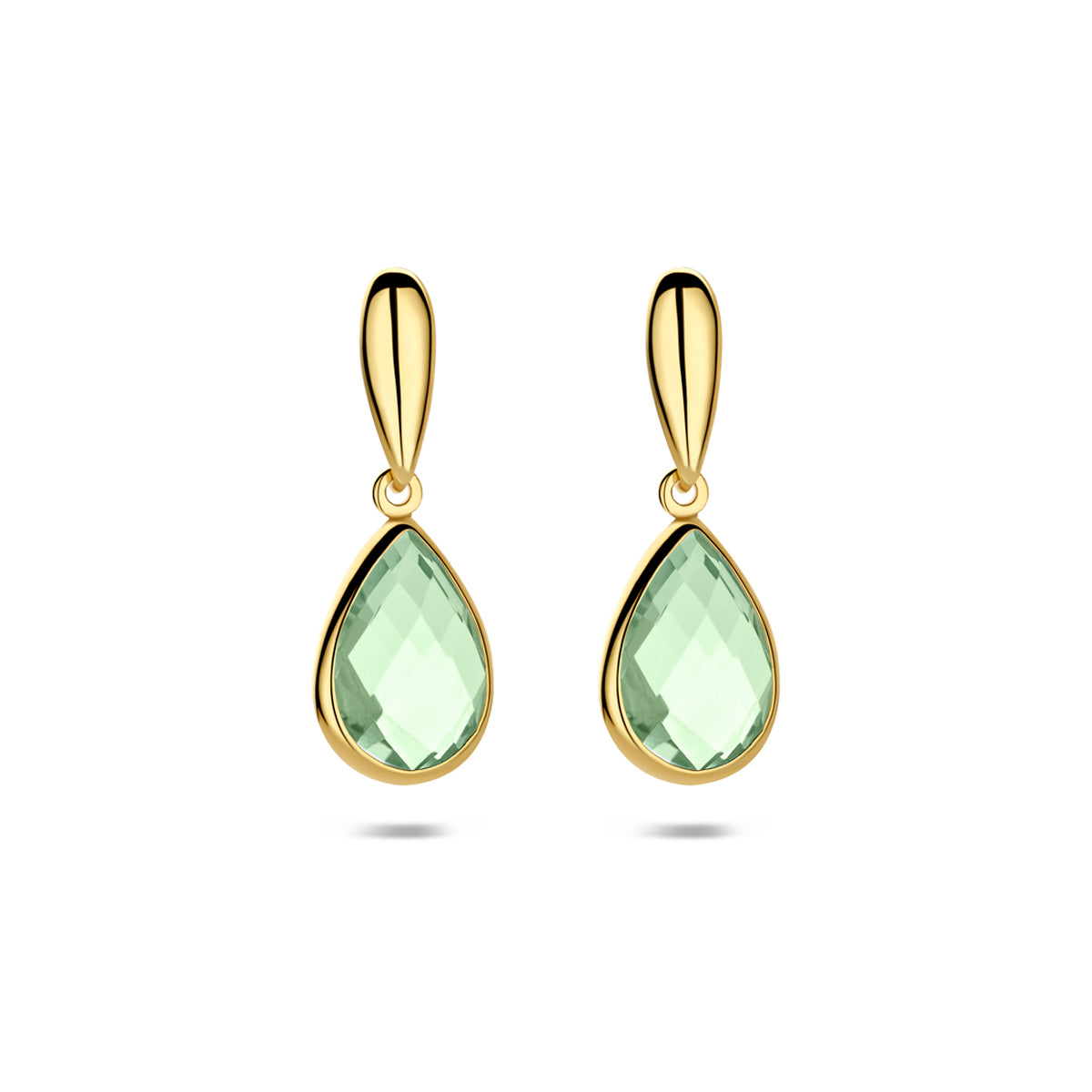 Vooraanzicht van de 14 karaat geelgouden oorhangers groene amethist druppels, 20 mm hoog en 7,5 mm breed.