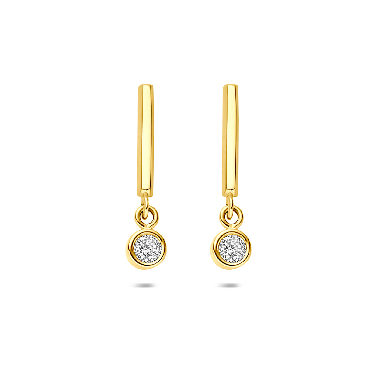 Vooraanzicht van de 14 karaat geelgouden oorhangers zirkonia, 17,5 mm hoog en 3,5 mm breed.