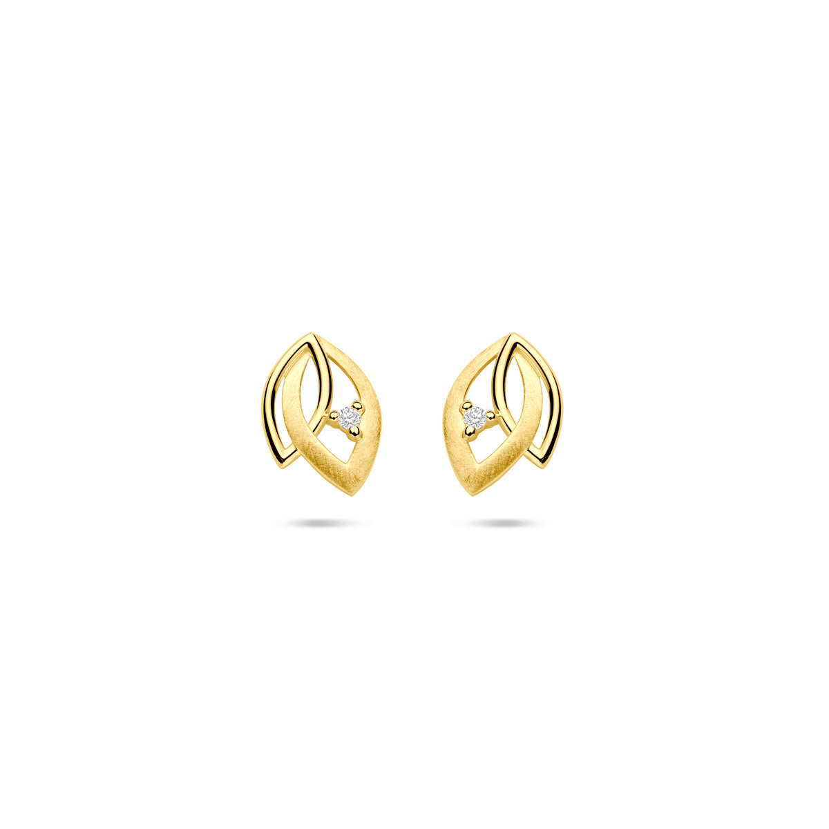 Vooraanzicht van de 14 karaat geelgouden oorknoppen met diamant 0,02 ct, 9,5 mm hoog en 6,5 mm breed.