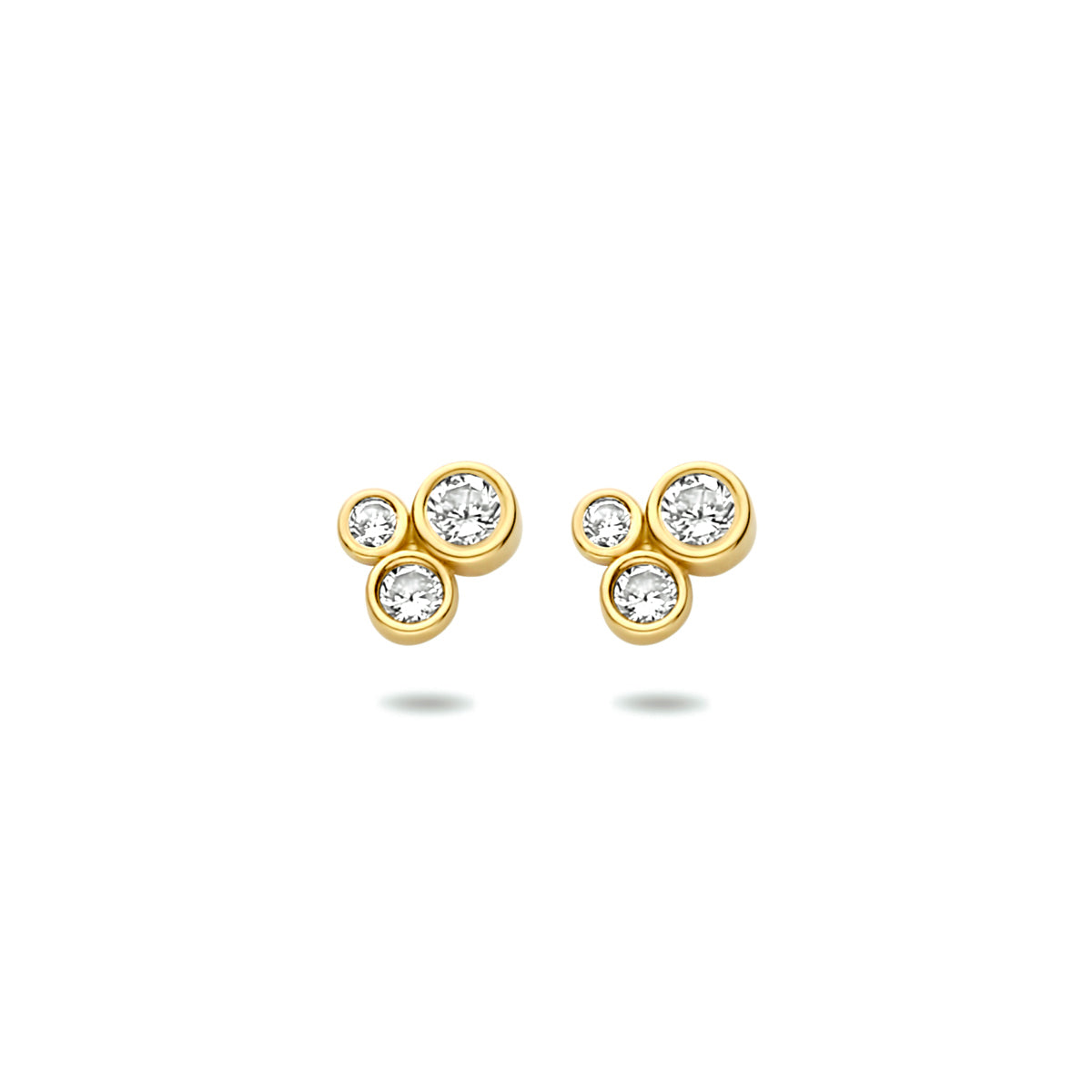 Vooraanzicht van de 14 karaat geelgouden oorknoppen zirkonia trio 6,5 mm, 6,5 mm hoog en 5,5 mm breed.