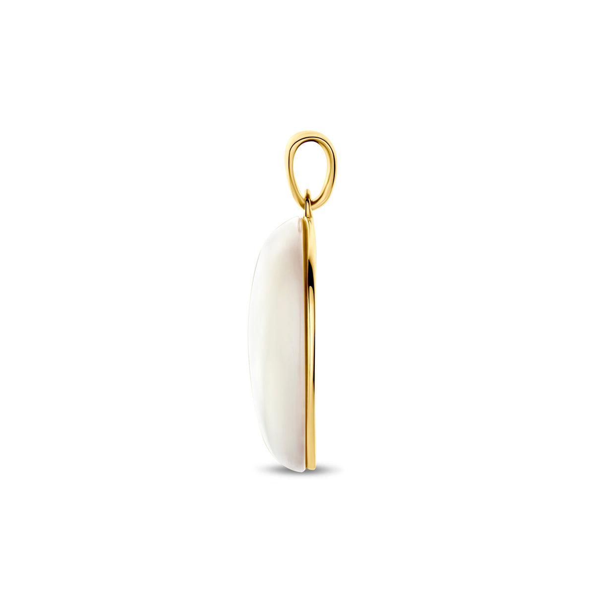 Zijaanzicht van de 14 karaat geelgouden parelmoer hanger, zodat de diepte van het sieraad zichtbaar is.