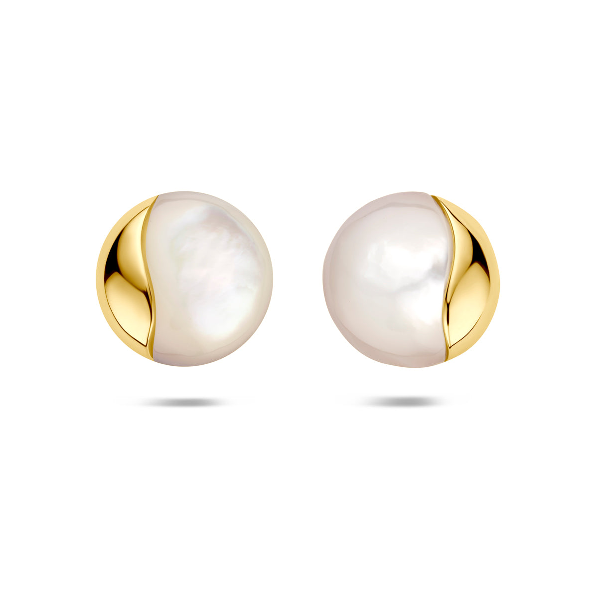 Vooraanzicht van de 14 karaat geelgouden parelmoer oorbellen, 14 mm doorsnede.