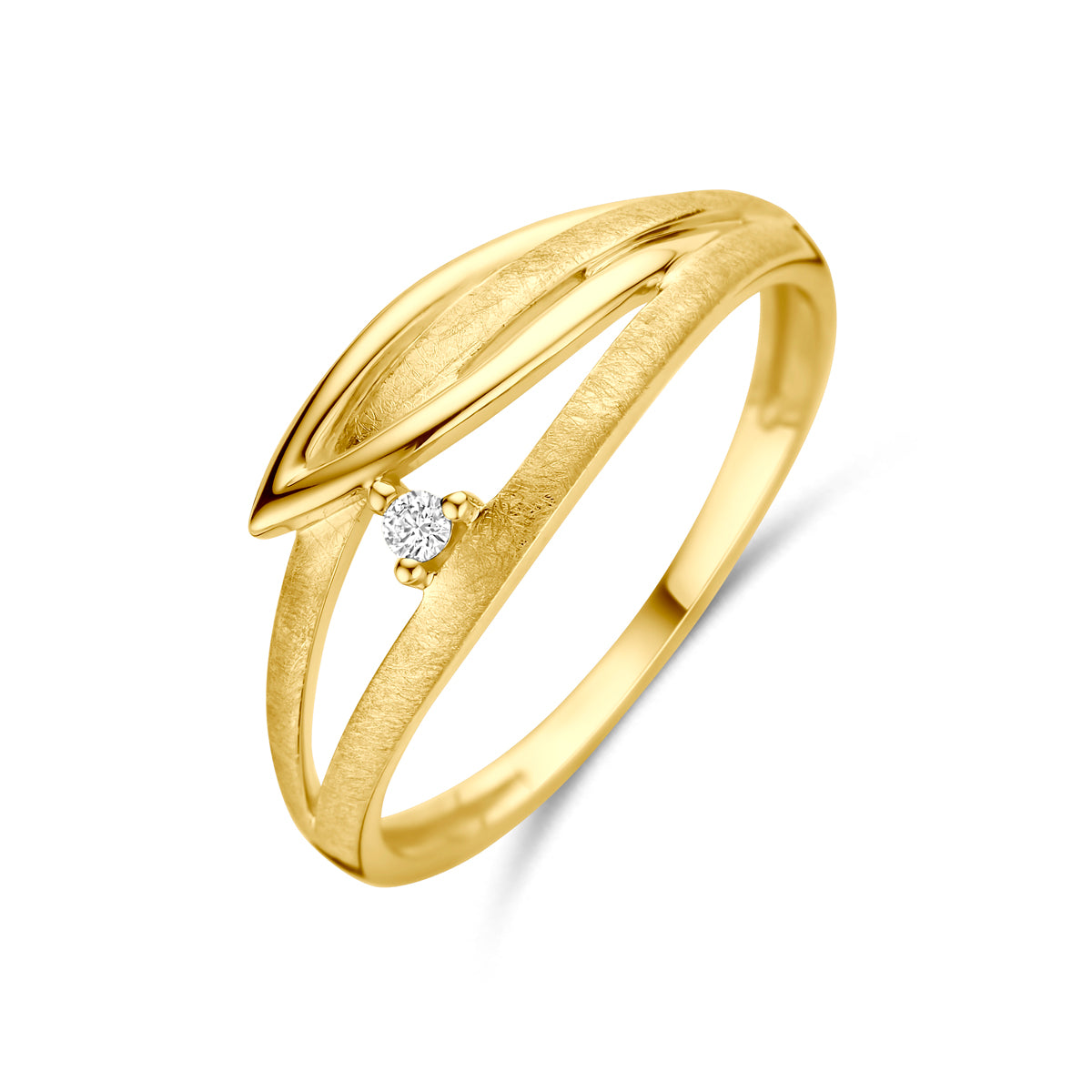 Schuin bovenaanzicht van de 14 karaat geelgouden ring met accentdiamant 0,02 ct, 7 mm breed.