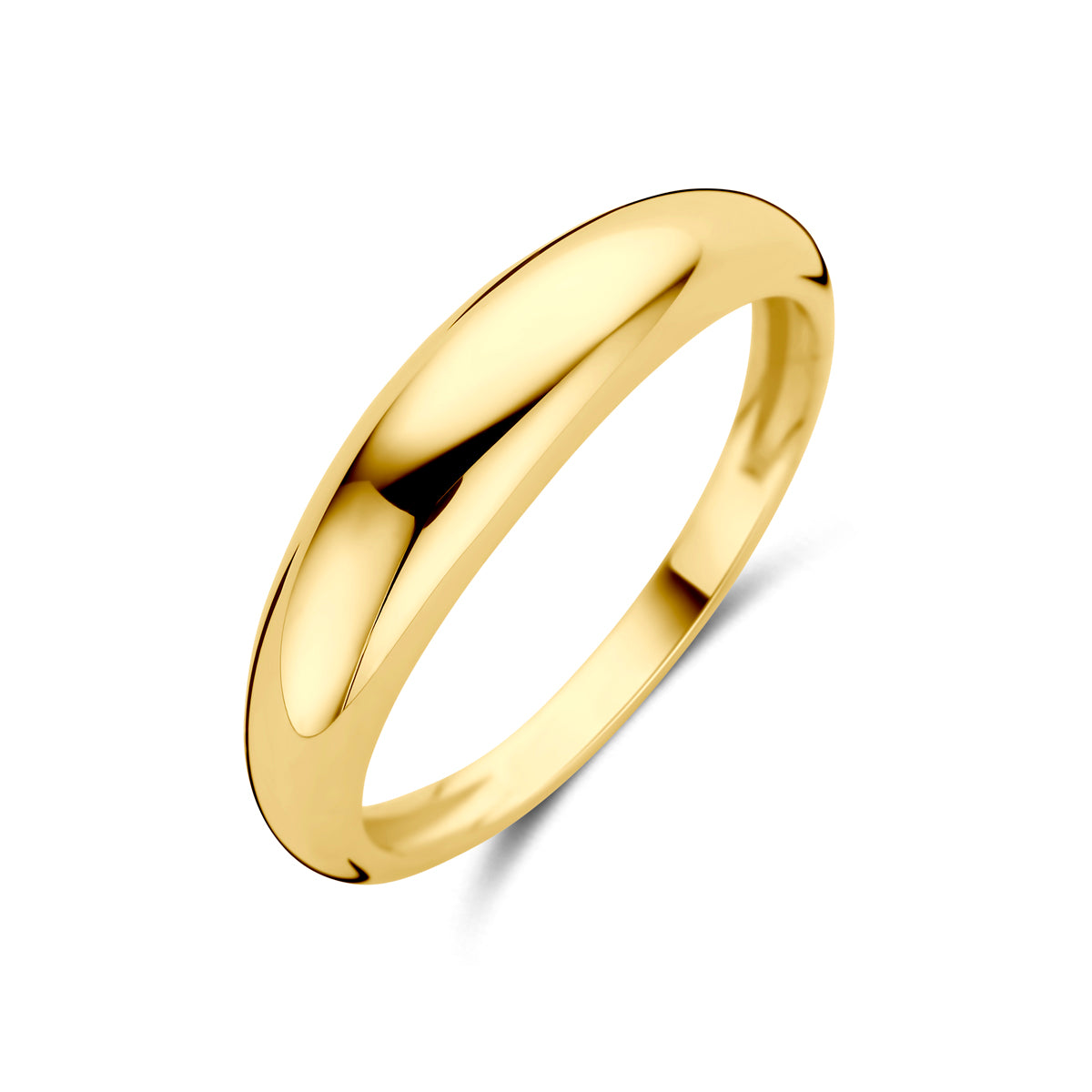 Schuin bovenaanzicht van de 14 karaat geelgouden ring met bolle vorm, 5 mm breed.