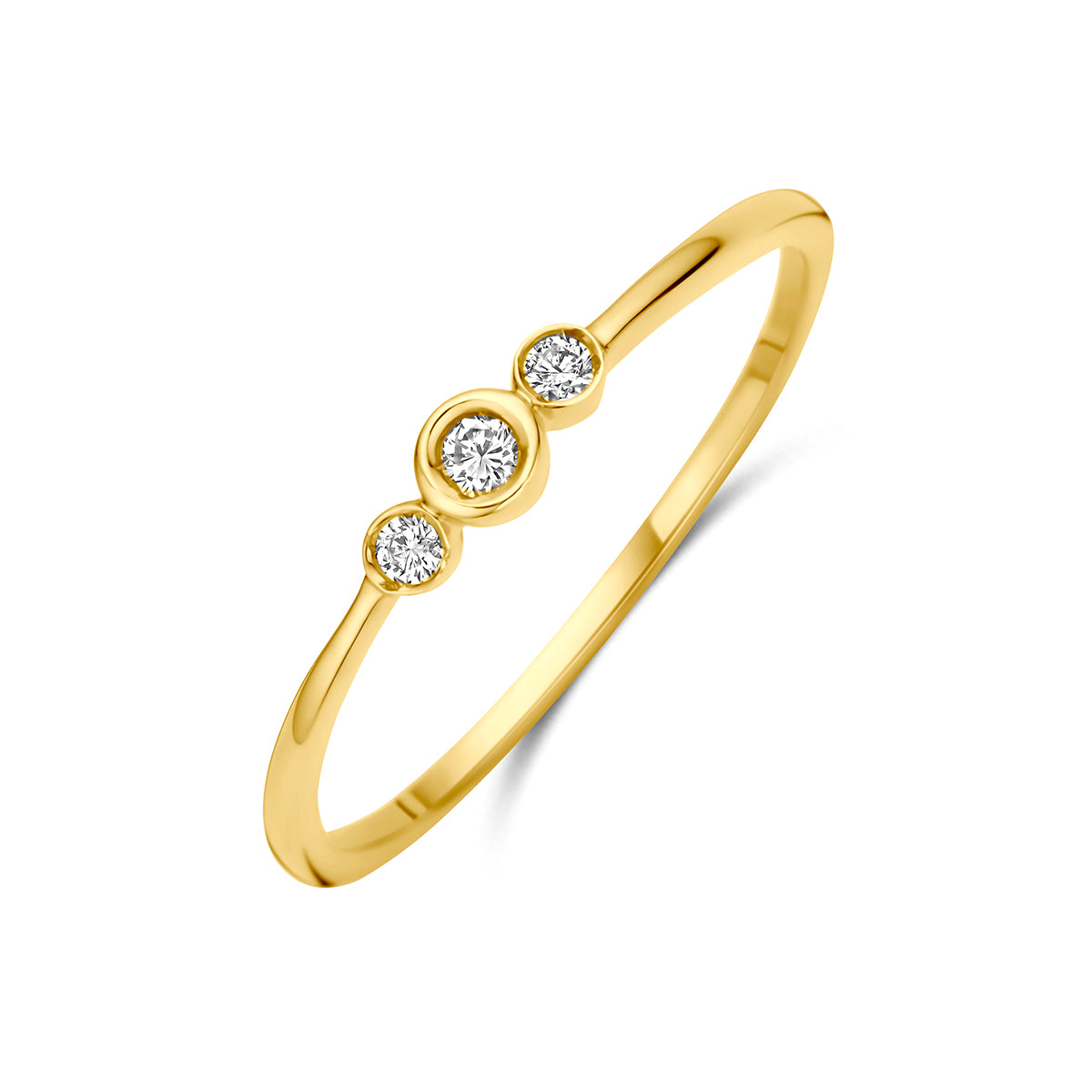 Trilogie ring: schuin bovenaanzicht van de 14 karaat geelgouden ring met drie diamanten 0,06 ct.