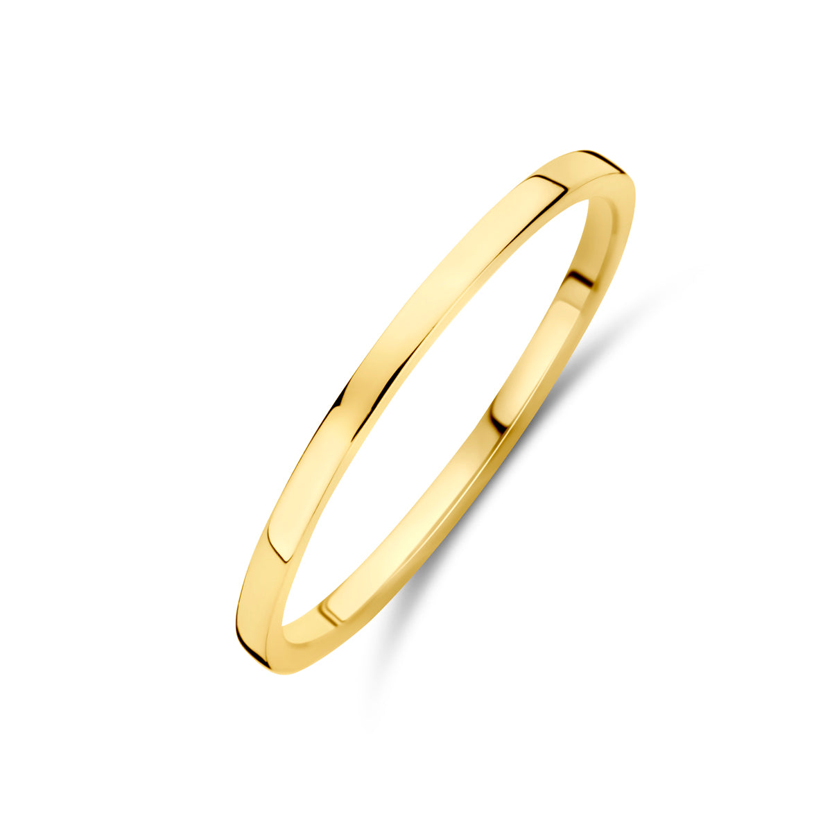 Schuin bovenaanzicht van de 14 karaat geelgouden stapelring, 1,5 mm breed.