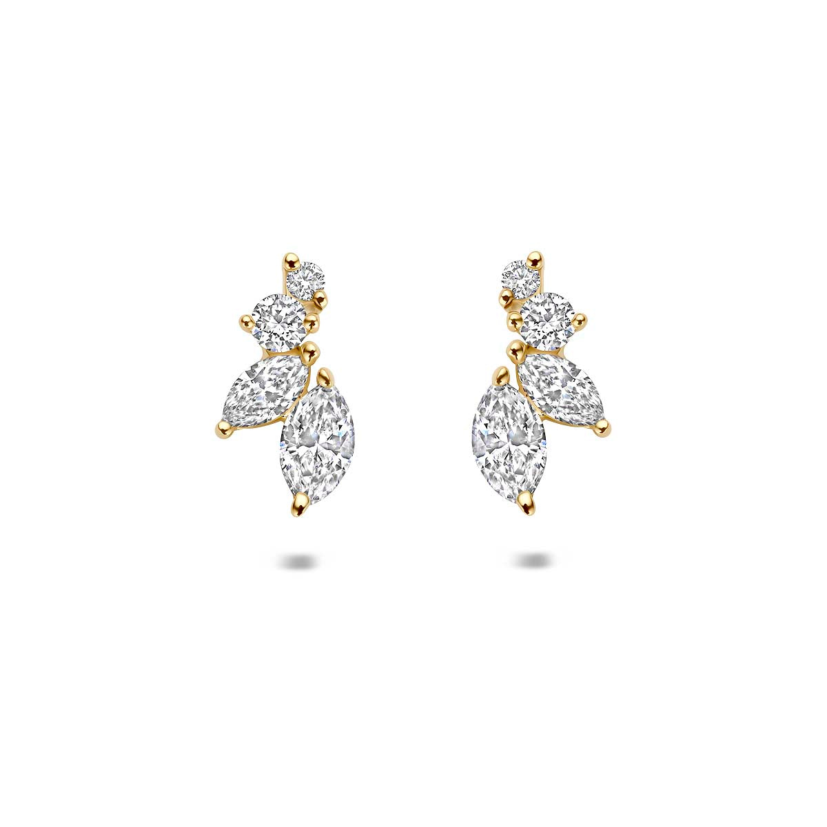 Vooraanzicht van de gouden blaadje oorknopjes met lab grown diamant van 14 karaat.