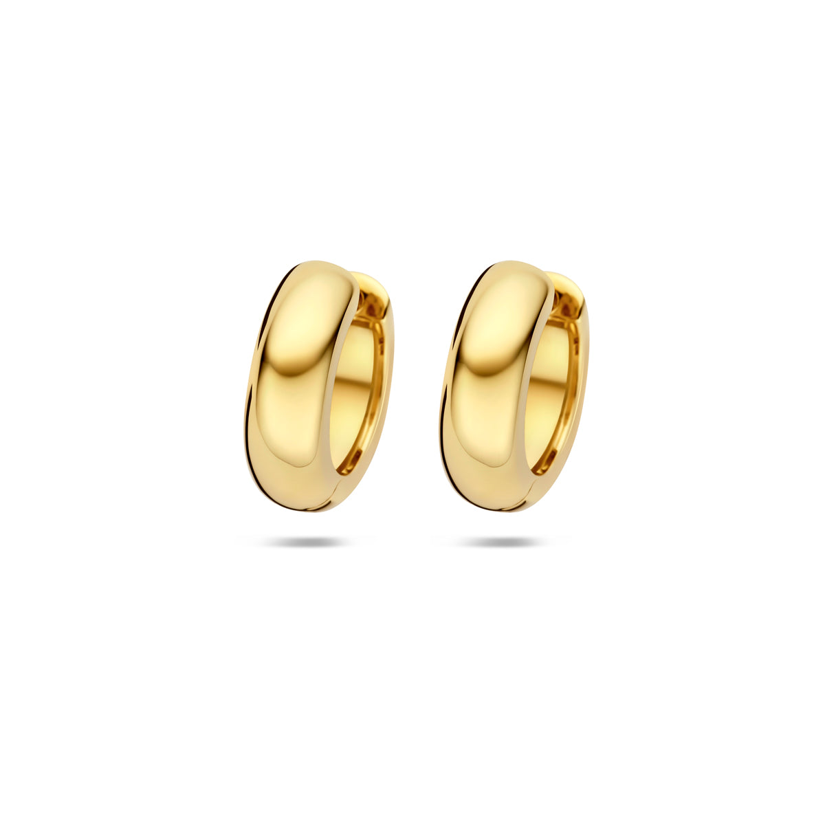 Vooraanzicht van de gouden bolle klapoorringen van 14 karaat.