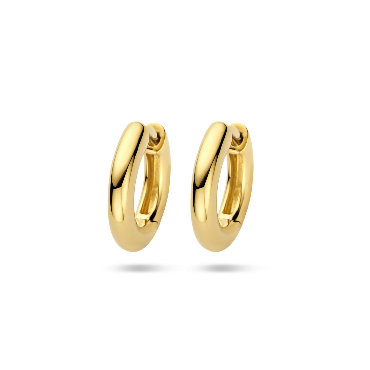 Vooraanzicht van de gouden bolle klapoorringen van 14 karaat.