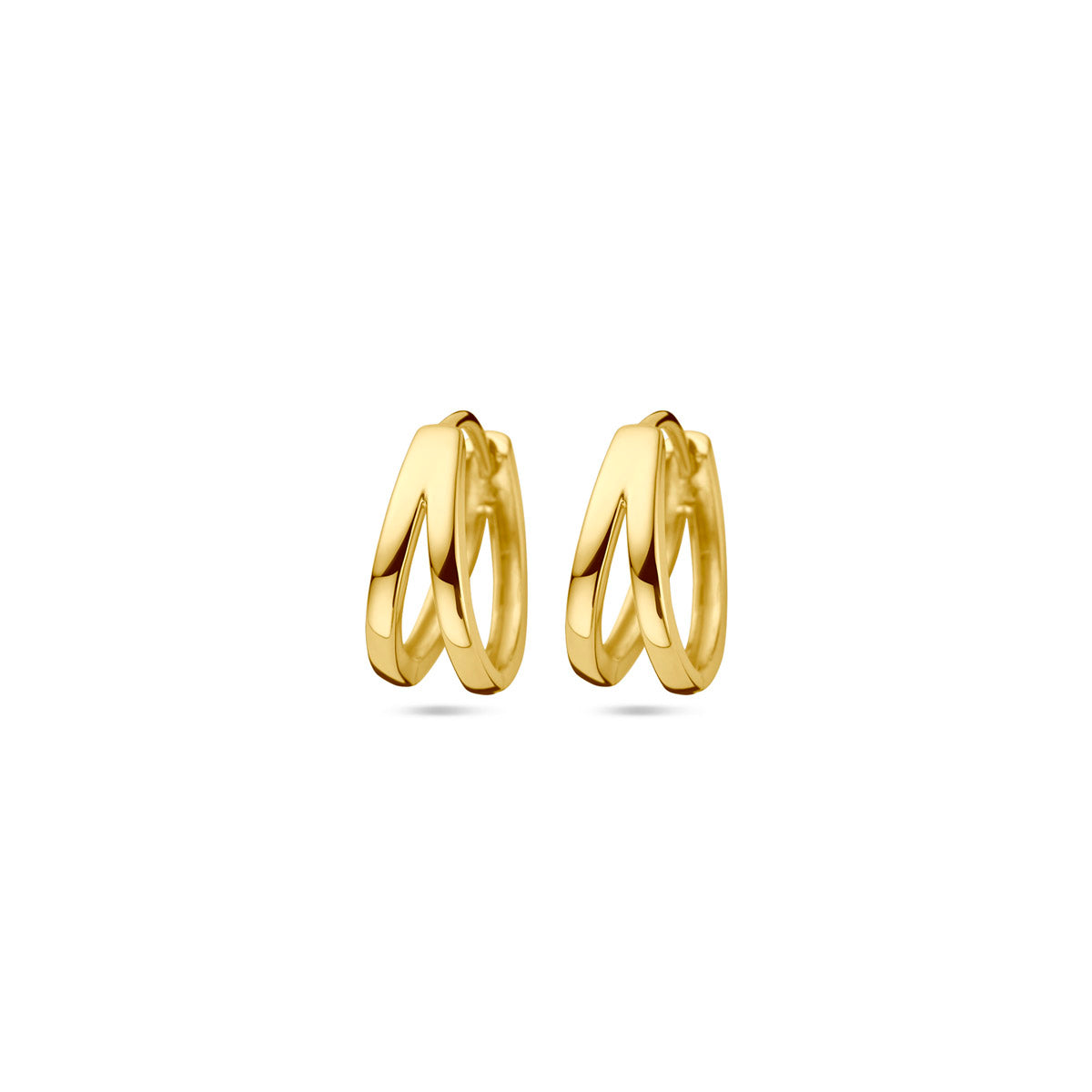 Vooraanzicht van de gouden brede klapoorringen van 14 karaat.