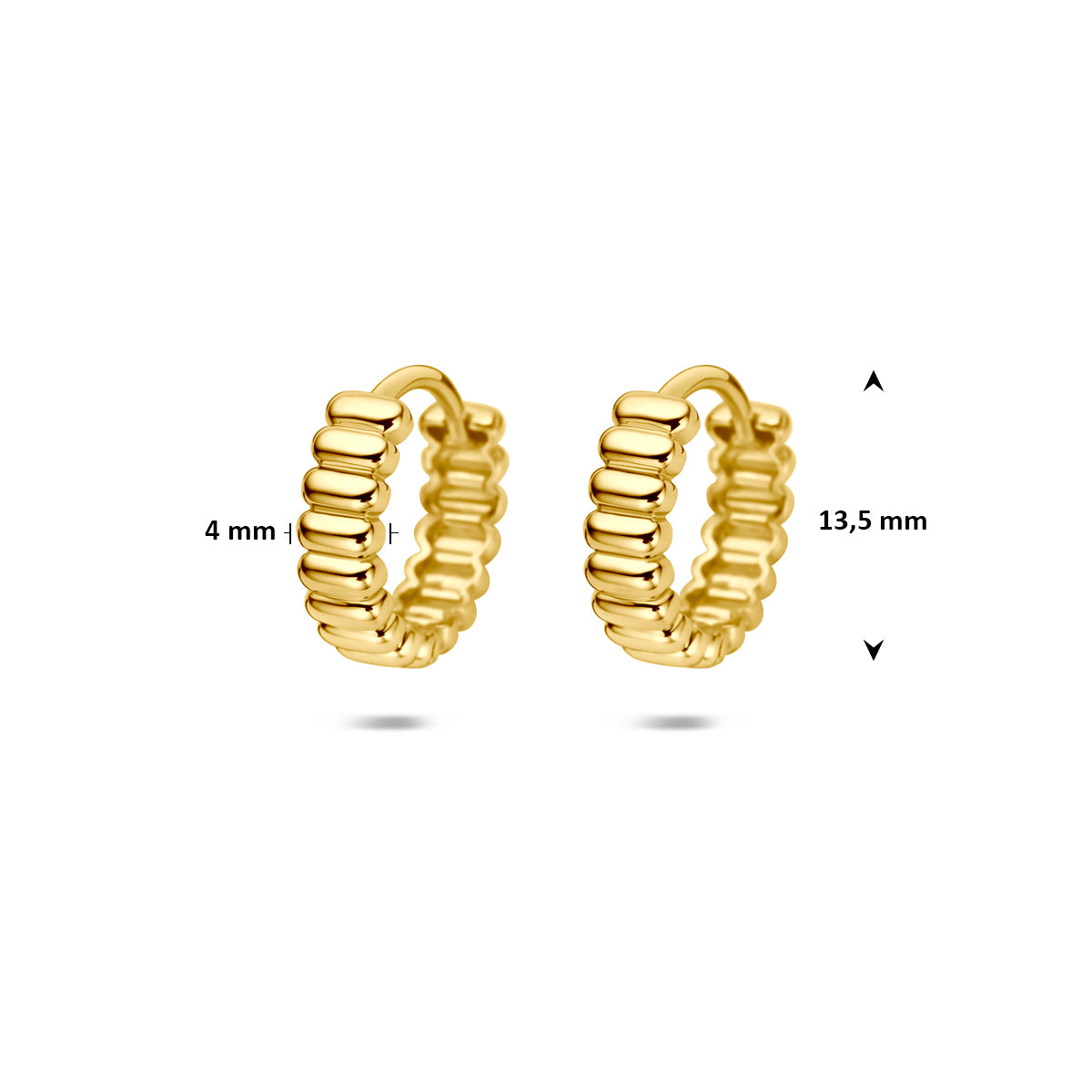 Afmetingen van de gouden brede klapoorringen van 14 karaat: 13,5 mm doorsnee en 4 mm breed.