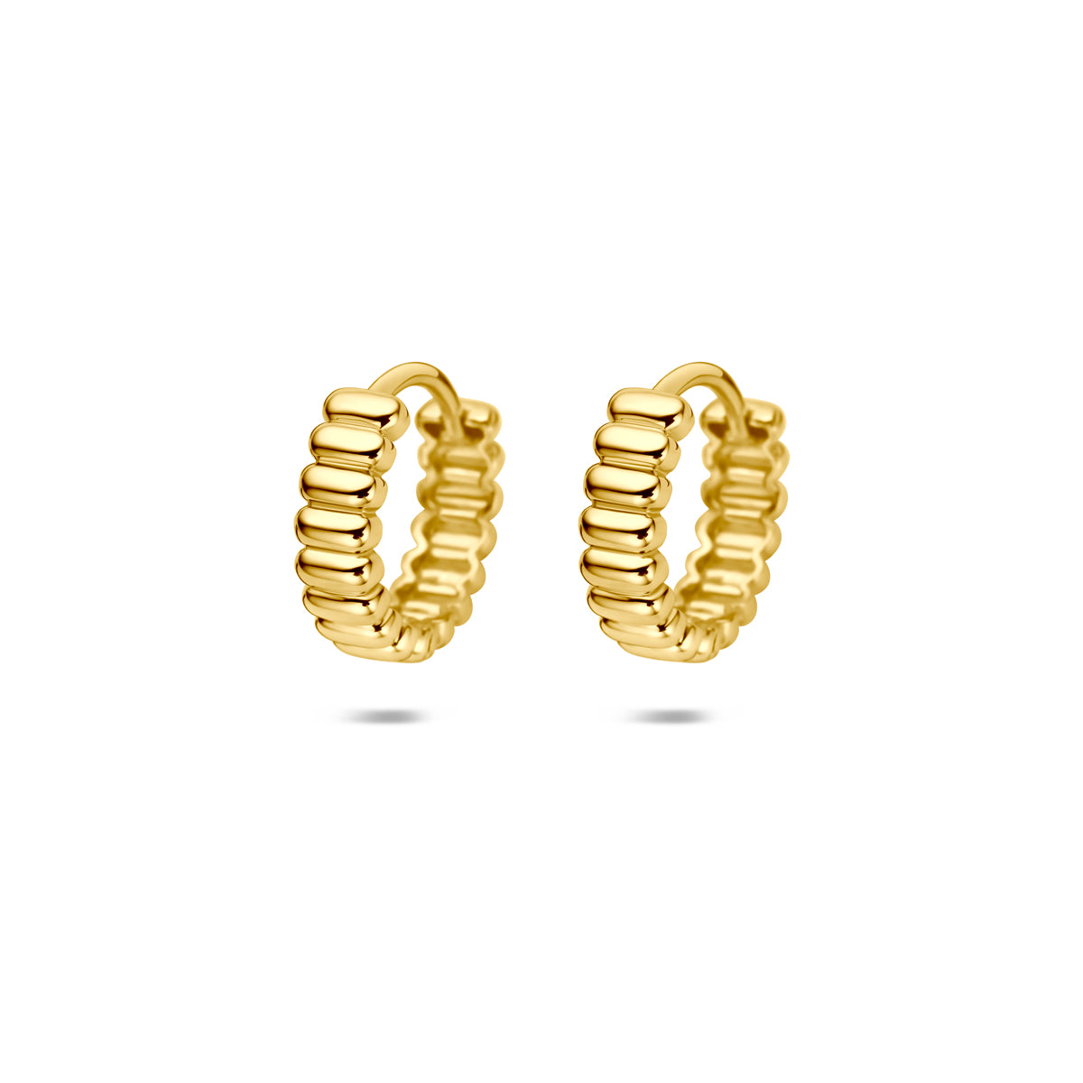 Vooraanzicht van de gouden brede klapoorringen van 14 karaat.
