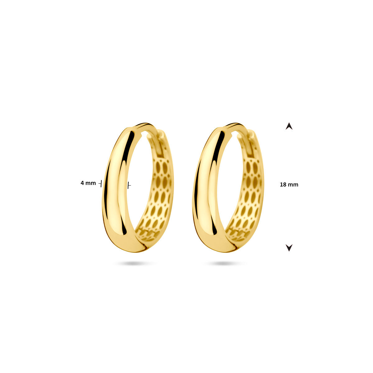 Afmetingen van de gouden brede klapoorringen van 14 karaat: 18 mm doorsnee en 4 mm breed.