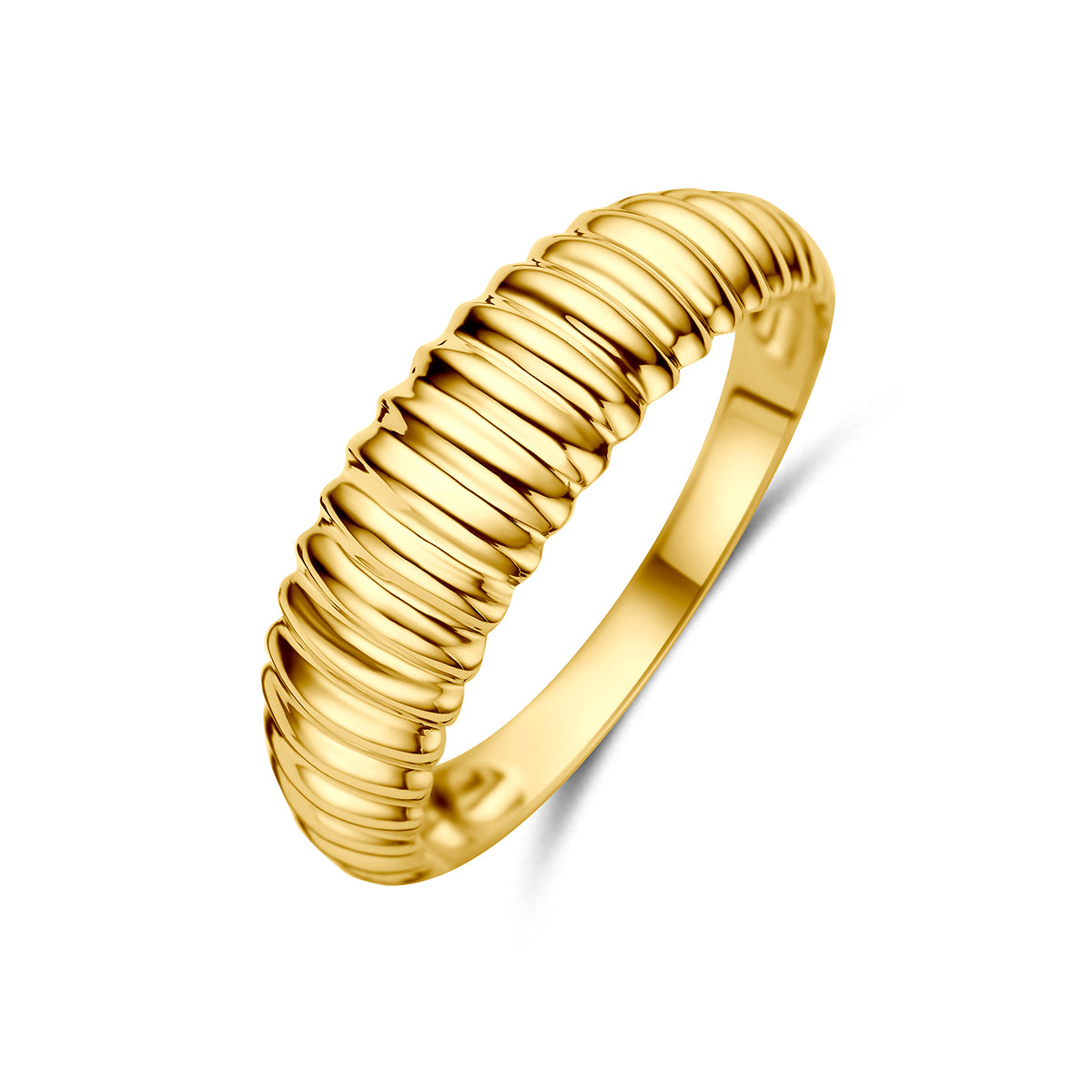 Schuin bovenaanzicht van de gouden brede ring van 14 karaat.