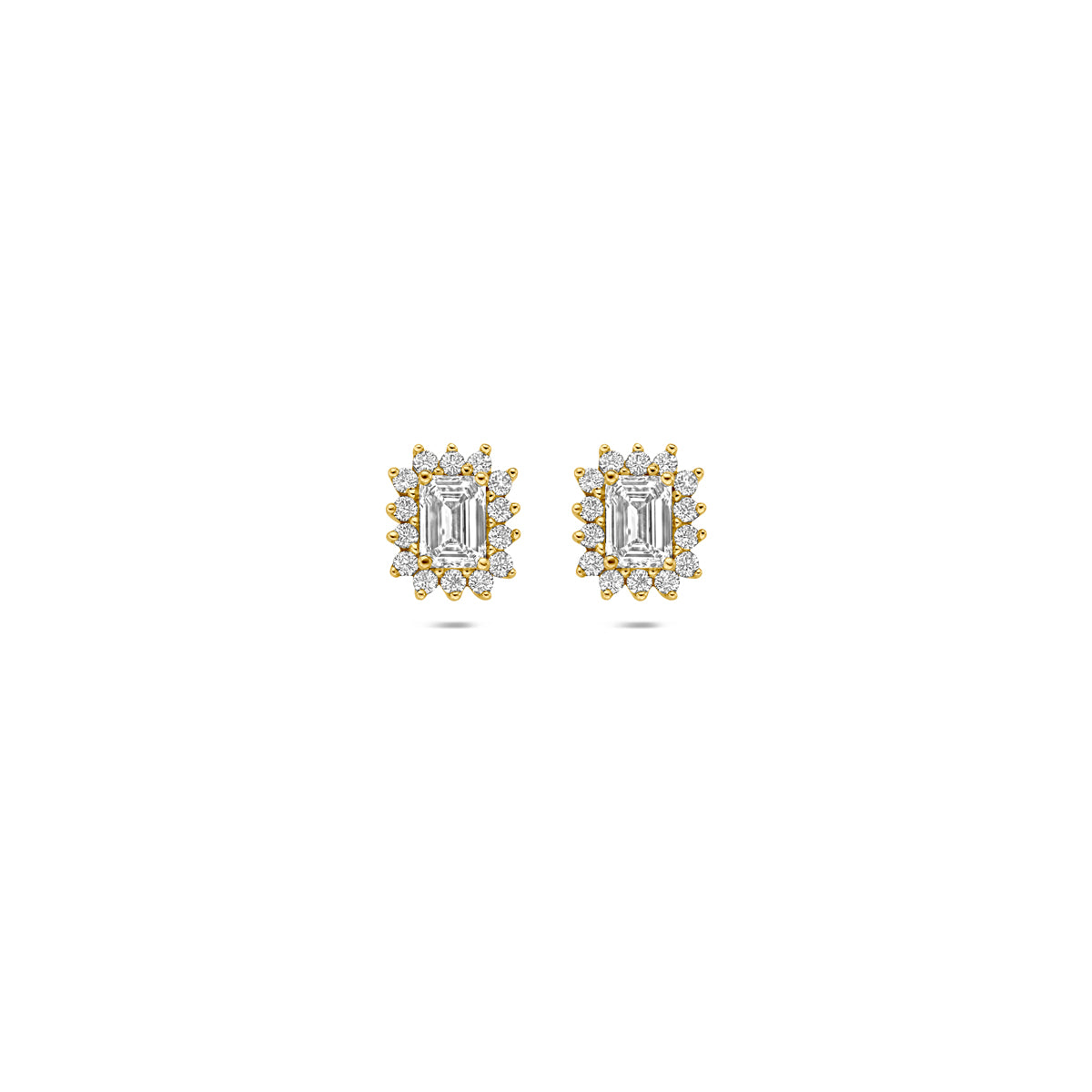 Vooraanzicht van de gouden oorknopjes met lab grown diamant van 14 karaat.
