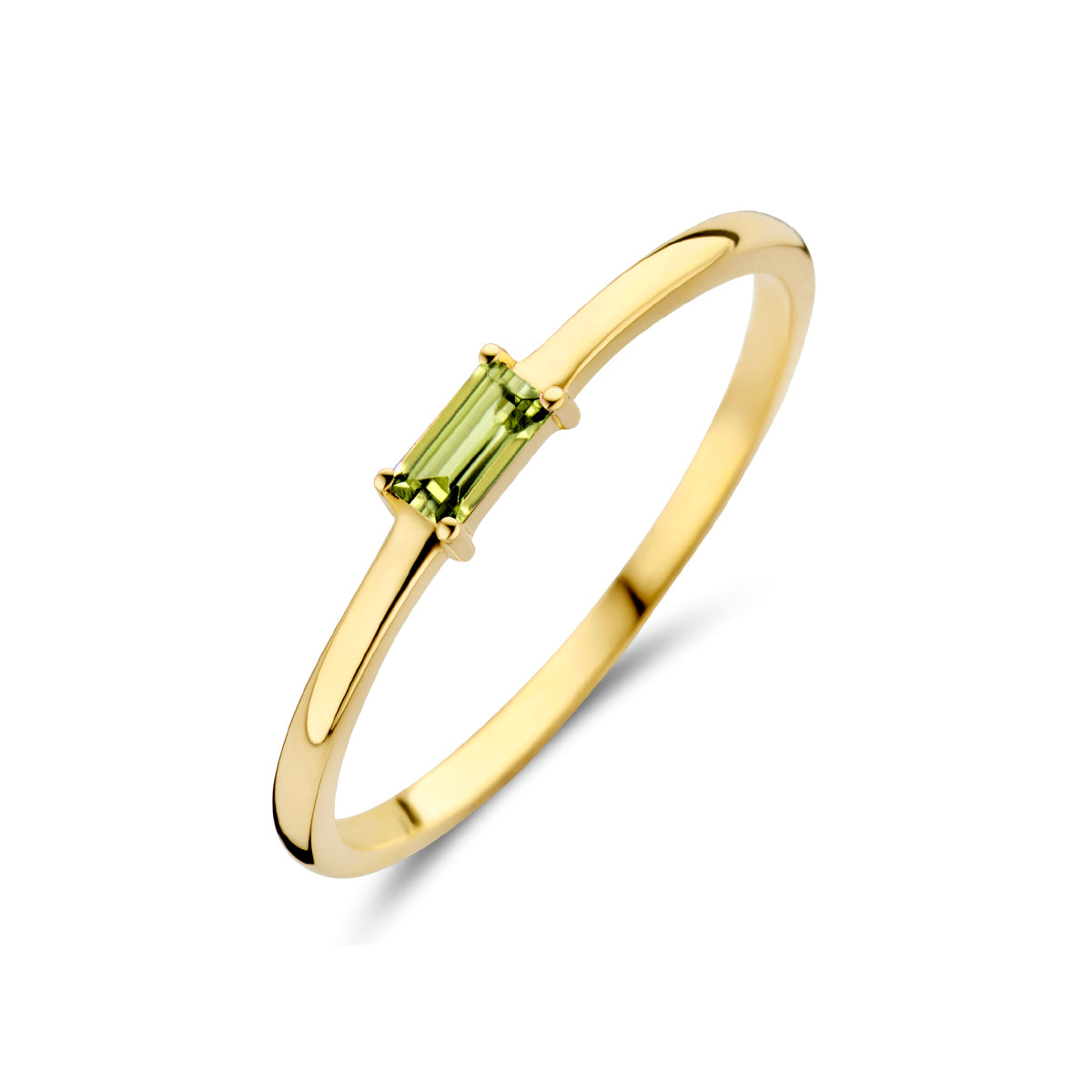Schuin bovenaanzicht van de gouden geboortesteen ring augustus met peridoot van 14 karaat.