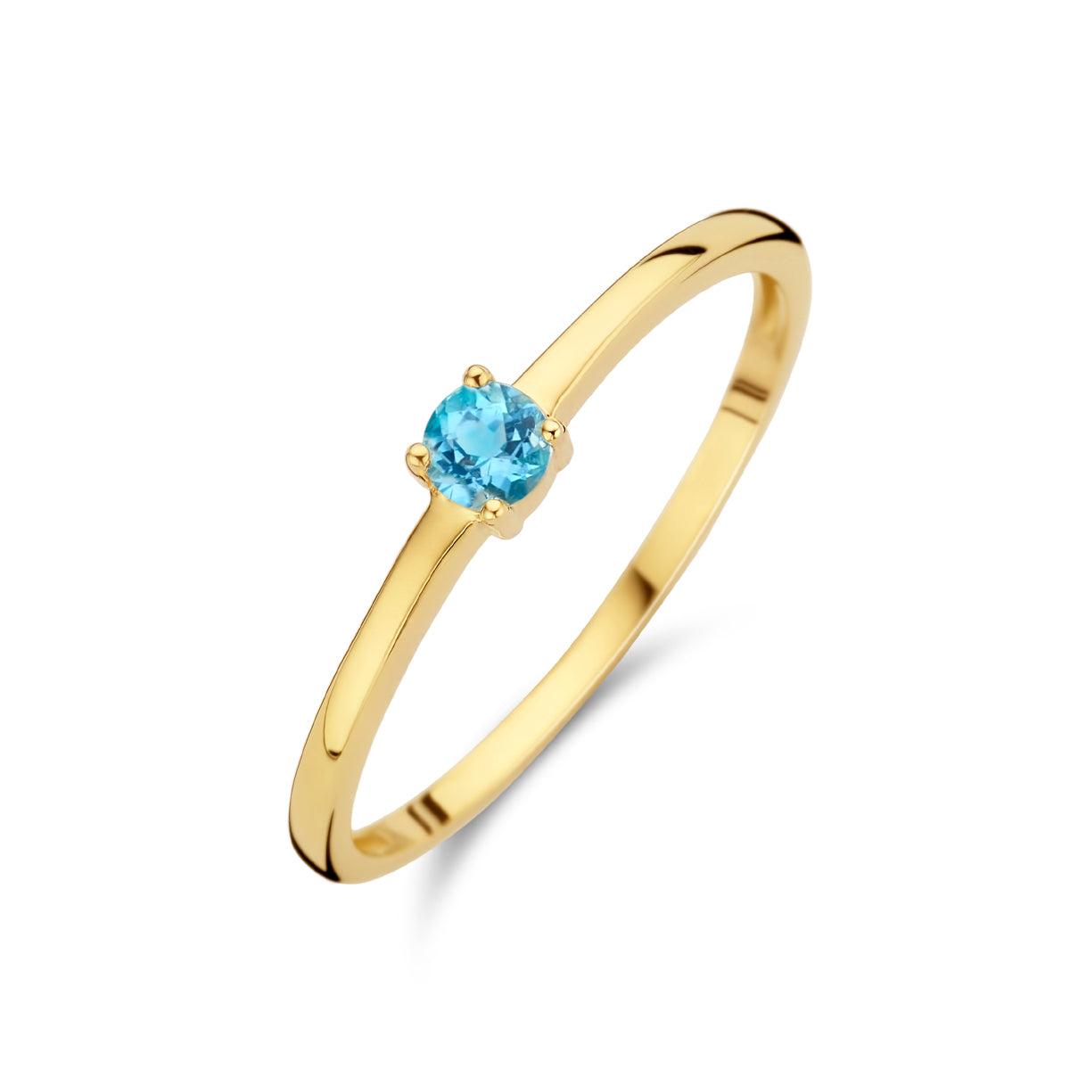 Schuin bovenaanzicht van de gouden geboortesteen ring met blauwe topaas van 14 karaat.