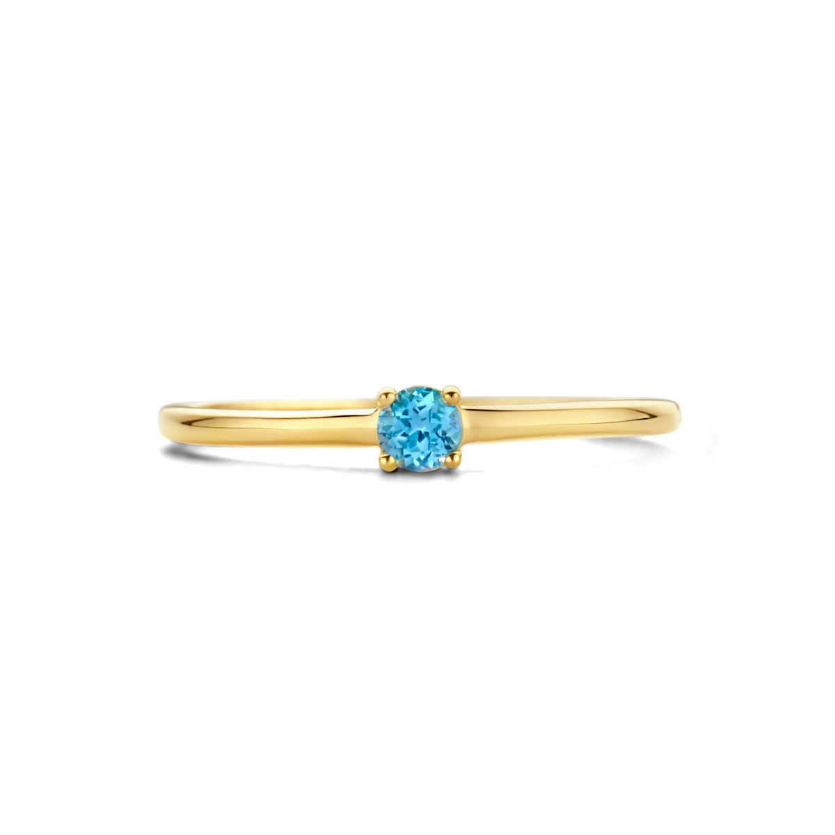 Zijaanzicht van de gouden geboortesteen ring met blauwe topaas van 14 karaat.