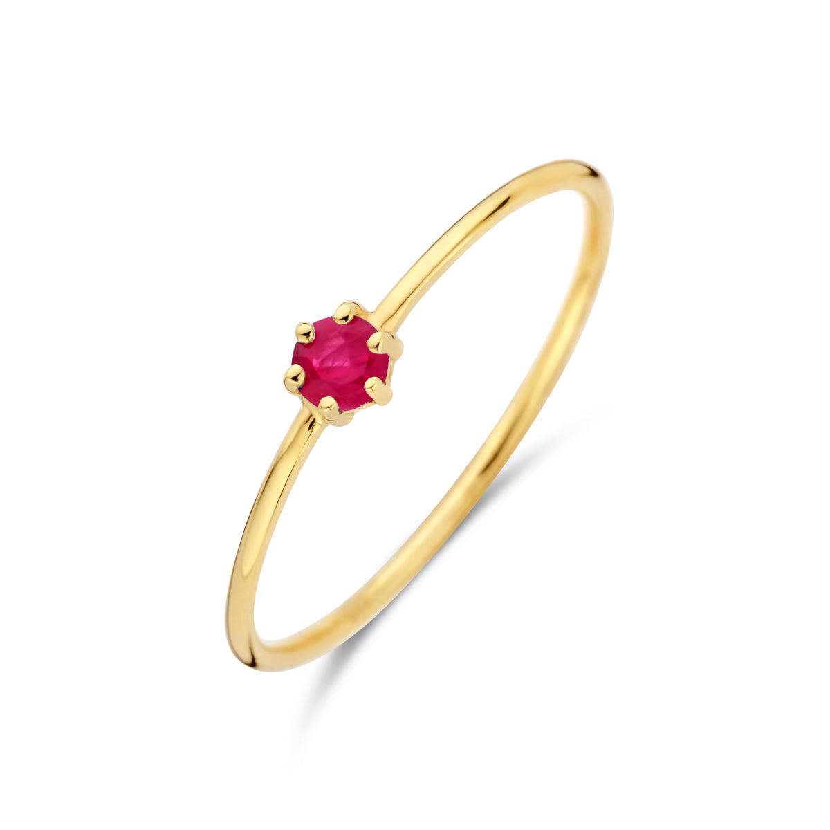 Schuin bovenaanzicht van de gouden geboortesteen ring met robijn van 14 karaat.