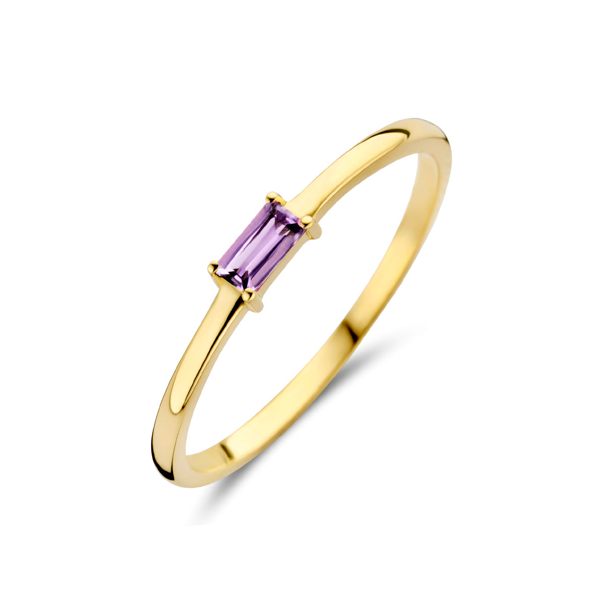 Schuin bovenaanzicht van de gouden geboortesteen ring juni met amethist van 14 karaat.