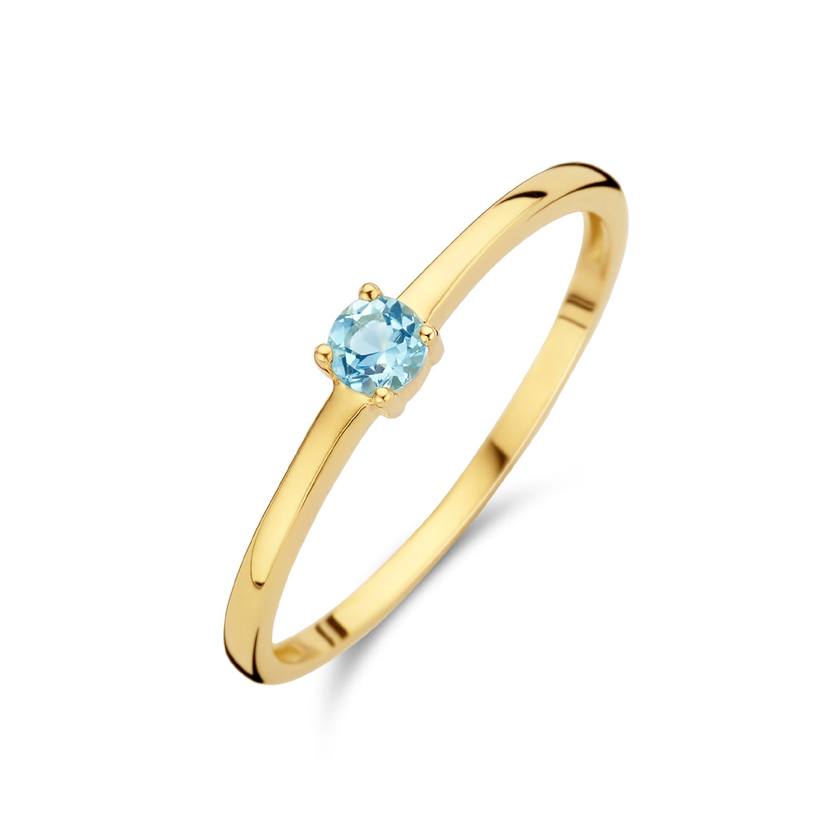 Schuin bovenaanzicht van de gouden geboortesteen ring met aquamarijn van 14 karaat.