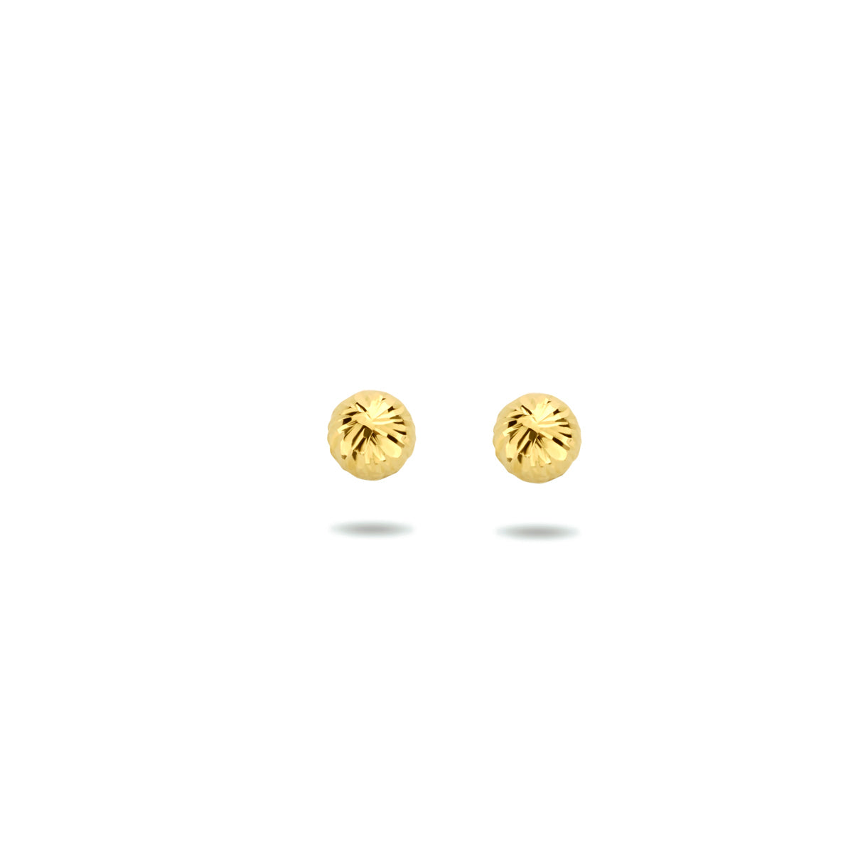 Vooraanzicht van de gouden gediamanteerde bolletjes oorknopjes van 14 karaat van 4 mm.