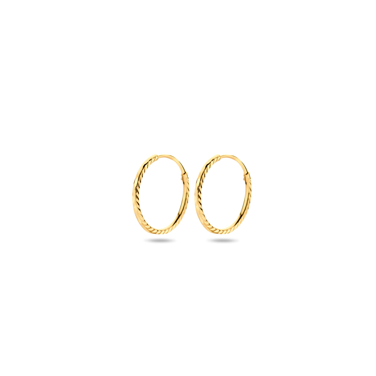 Vooraanzicht van de gouden gediamanteerde oorringen van 14 karaat in de maat 10 mm.