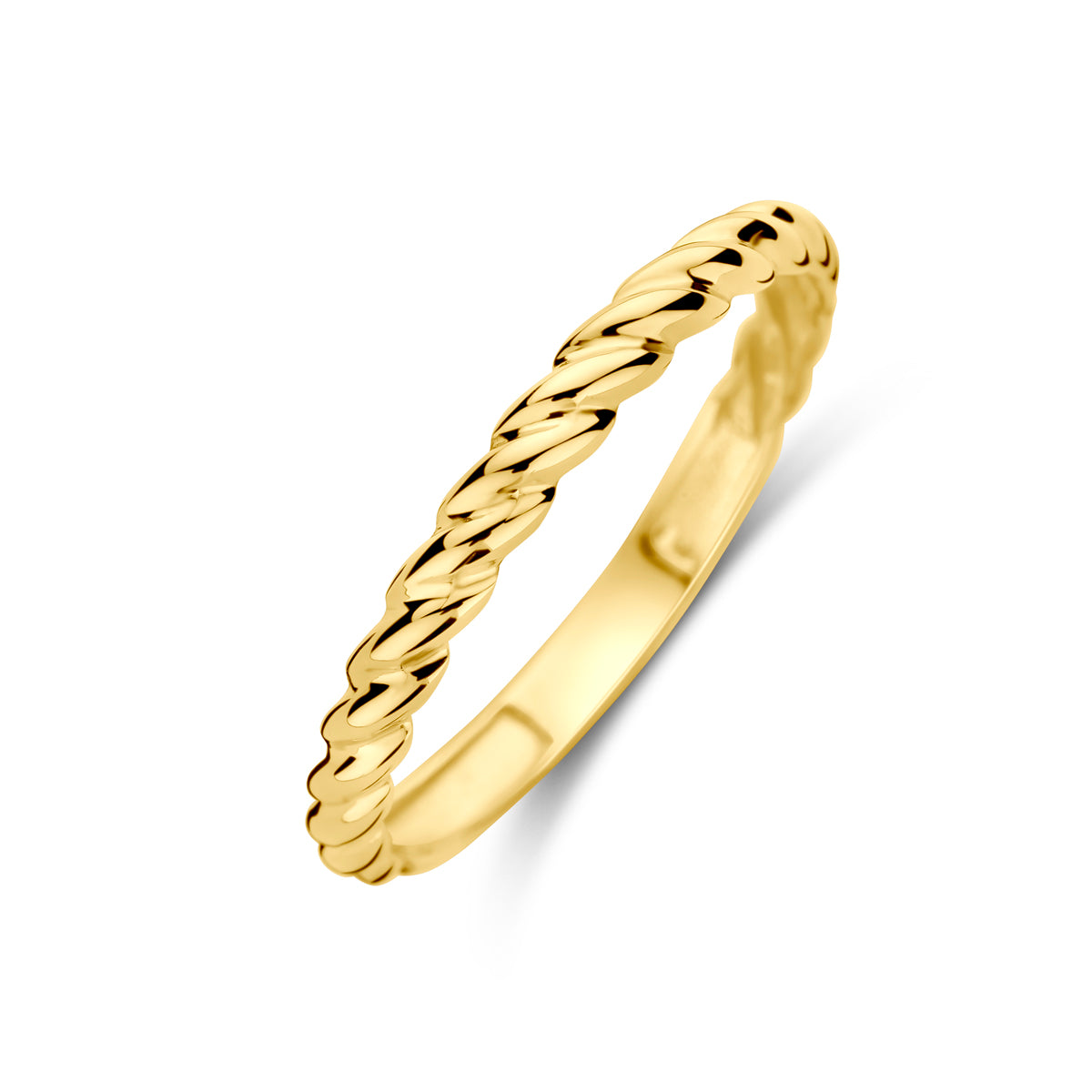 Schuin bovenaanzicht van de gouden gedraaide ring van 14 karaat.