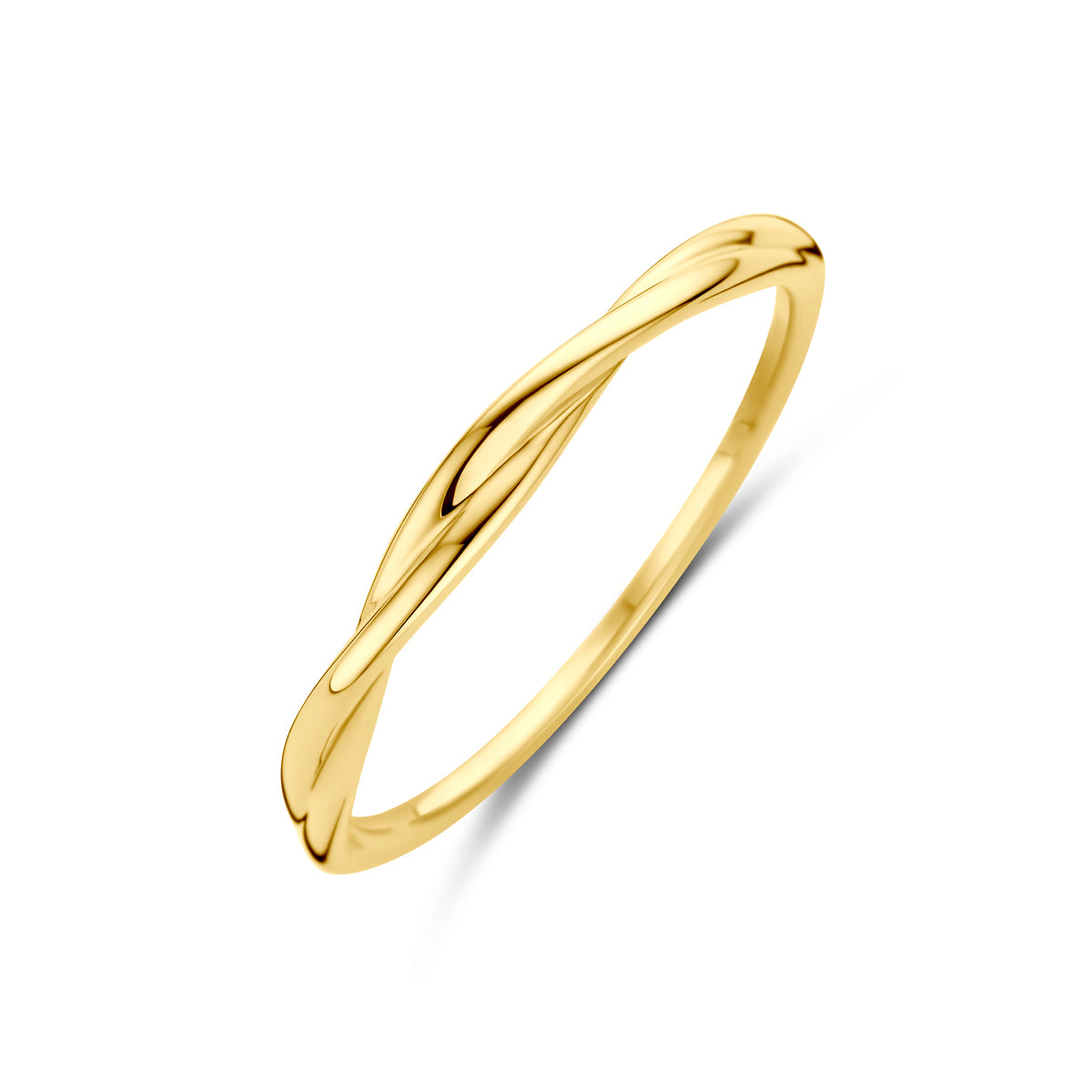 Schuin bovenaanzicht van de gouden gedraaide ring van 14 karaat.